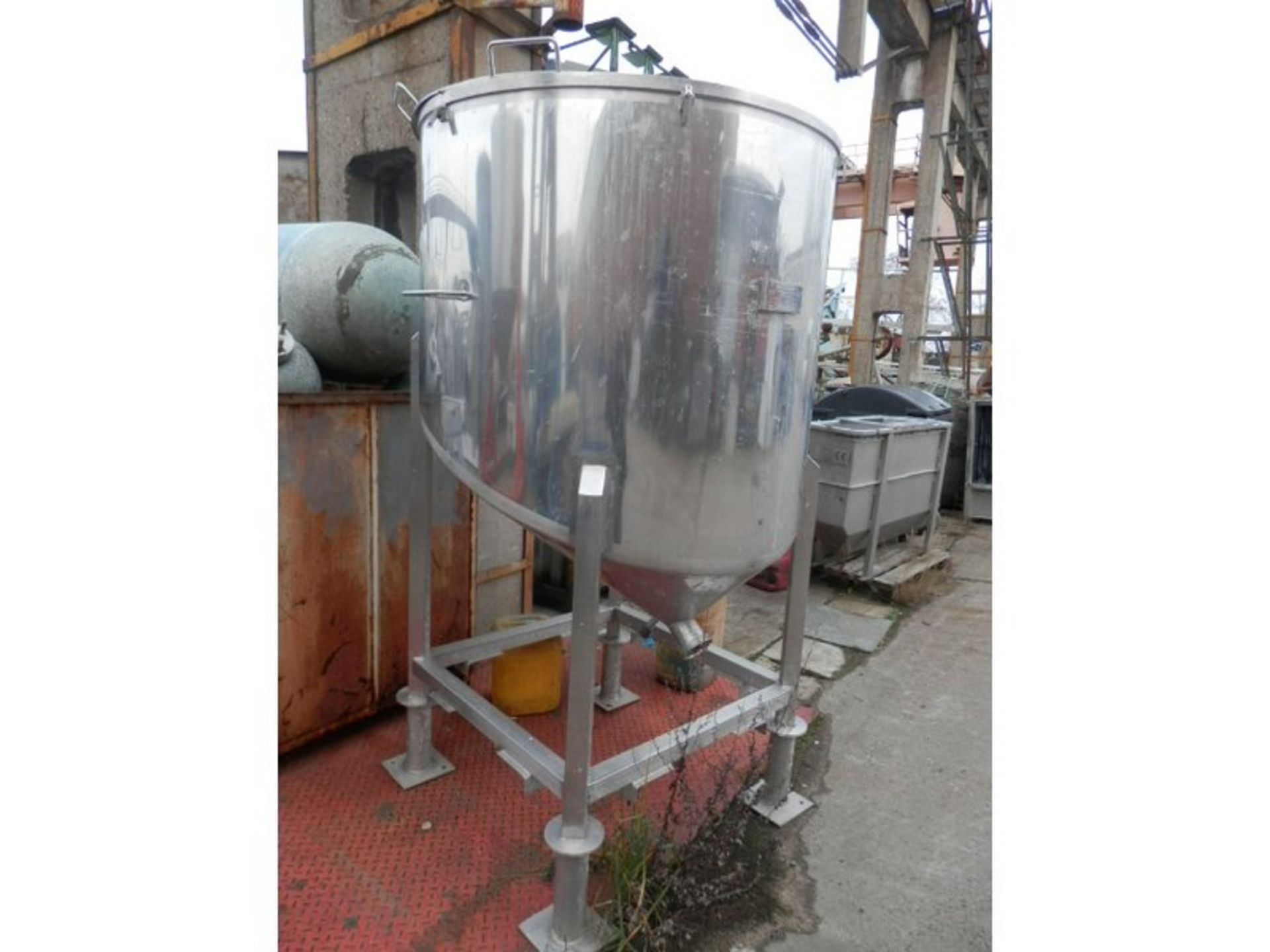 stainless steel tank with lid 1000 L used LOCATION GERMANY