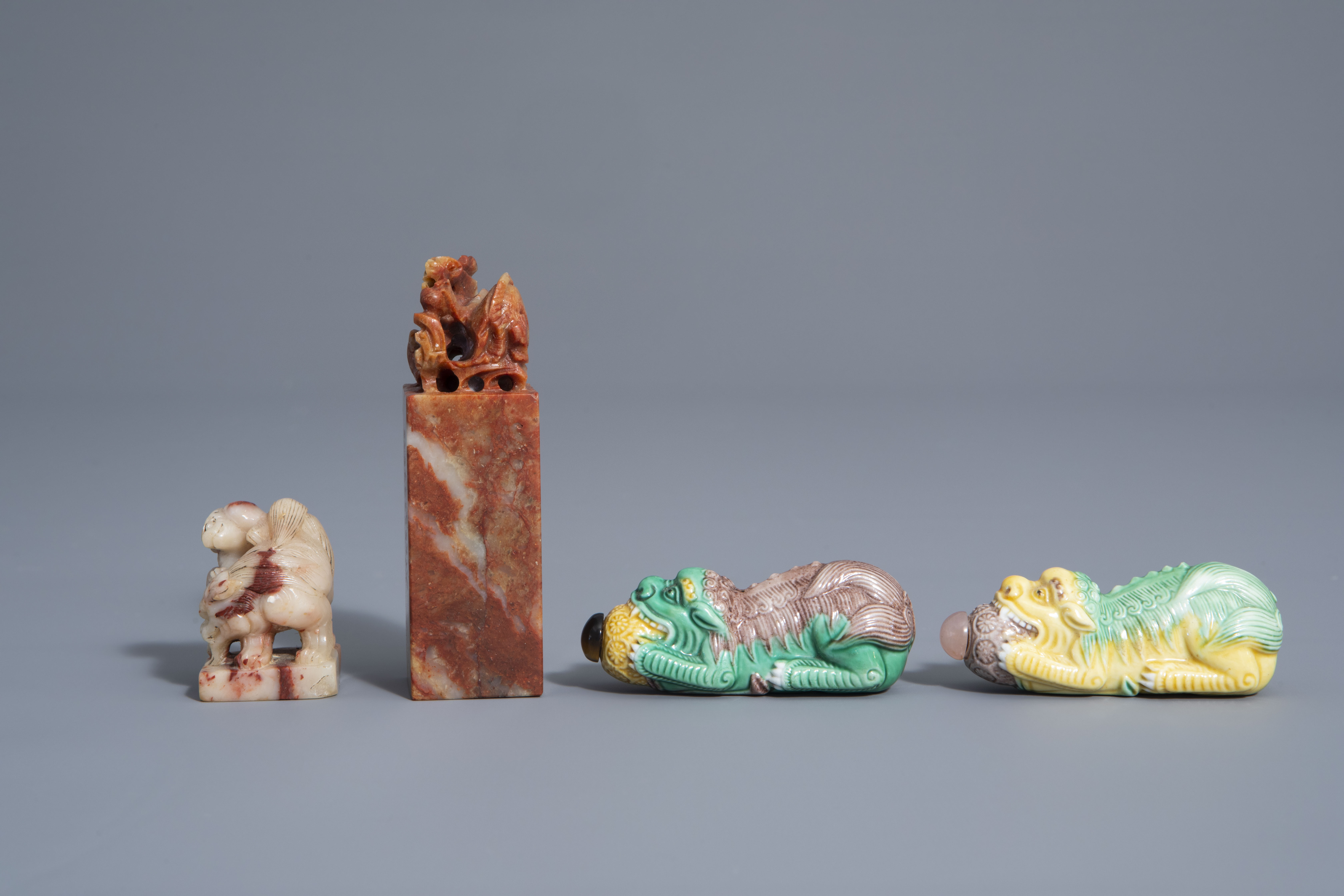 A varied collection of Chinese porcelain and two soapstone seals, 19th/20th C. - Image 12 of 14