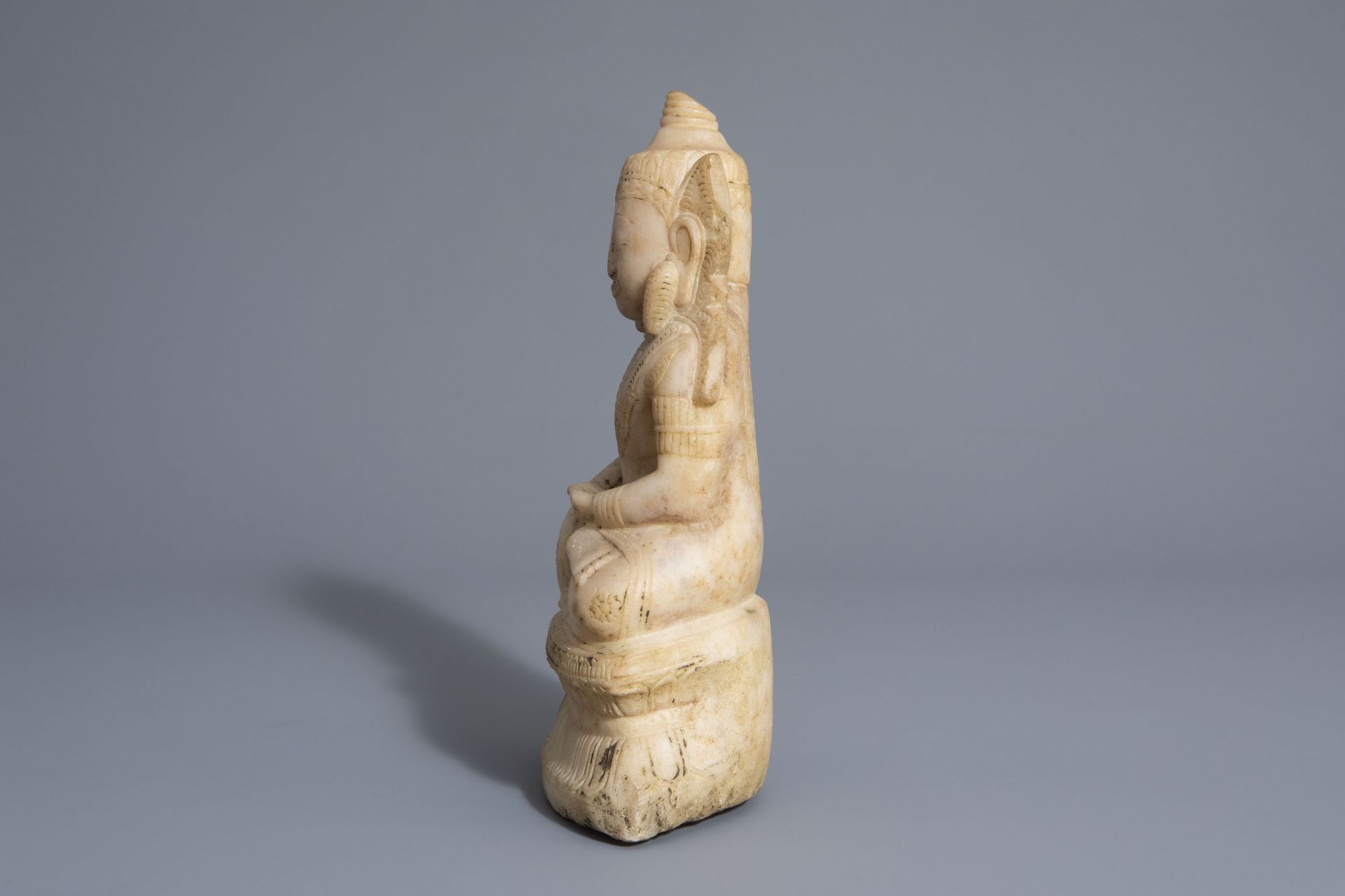 An alabaster figure of Buddha, Burma, 19th C. - Bild 5 aus 7