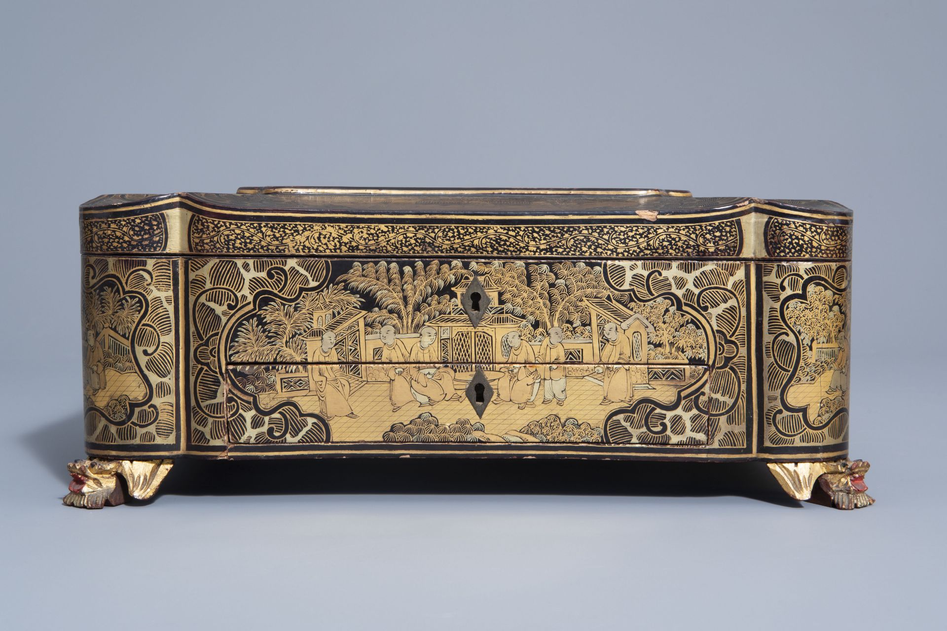 A Chinese lacquered sewing box with figurative design all around, 19th C. - Bild 2 aus 10