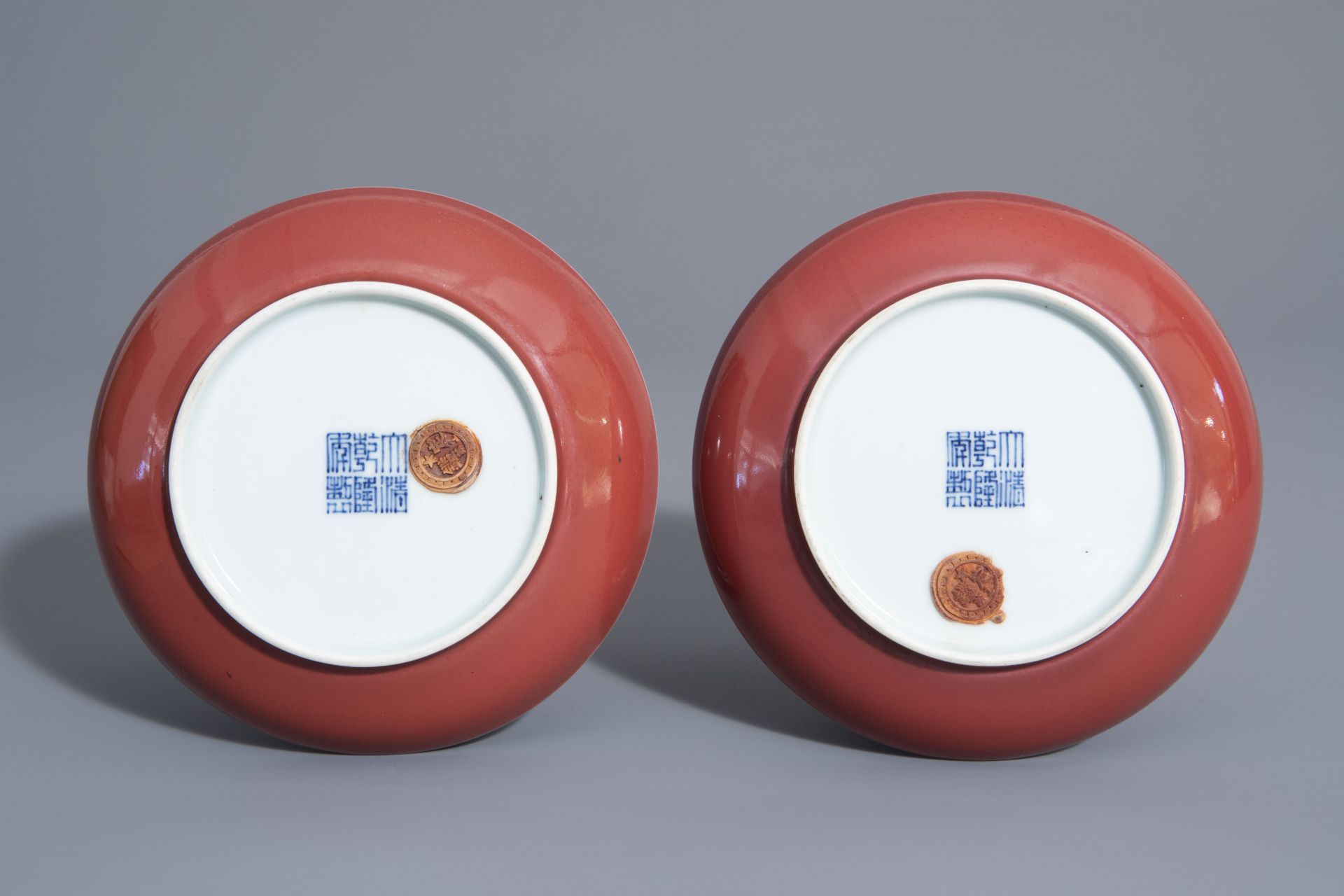 A pair of Chinese monochrome red plates, Qianlong mark, 19th/20th C. - Bild 2 aus 3