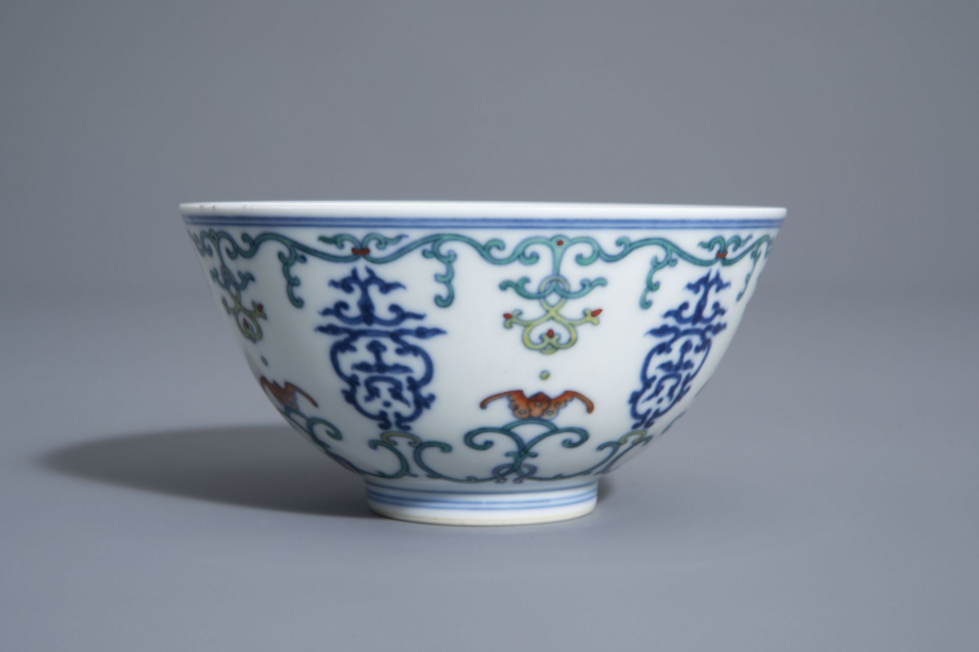 A Chinese doucai 'shou and bat' bowl, Daoguang mark, 19th/20th C. - Bild 4 aus 7