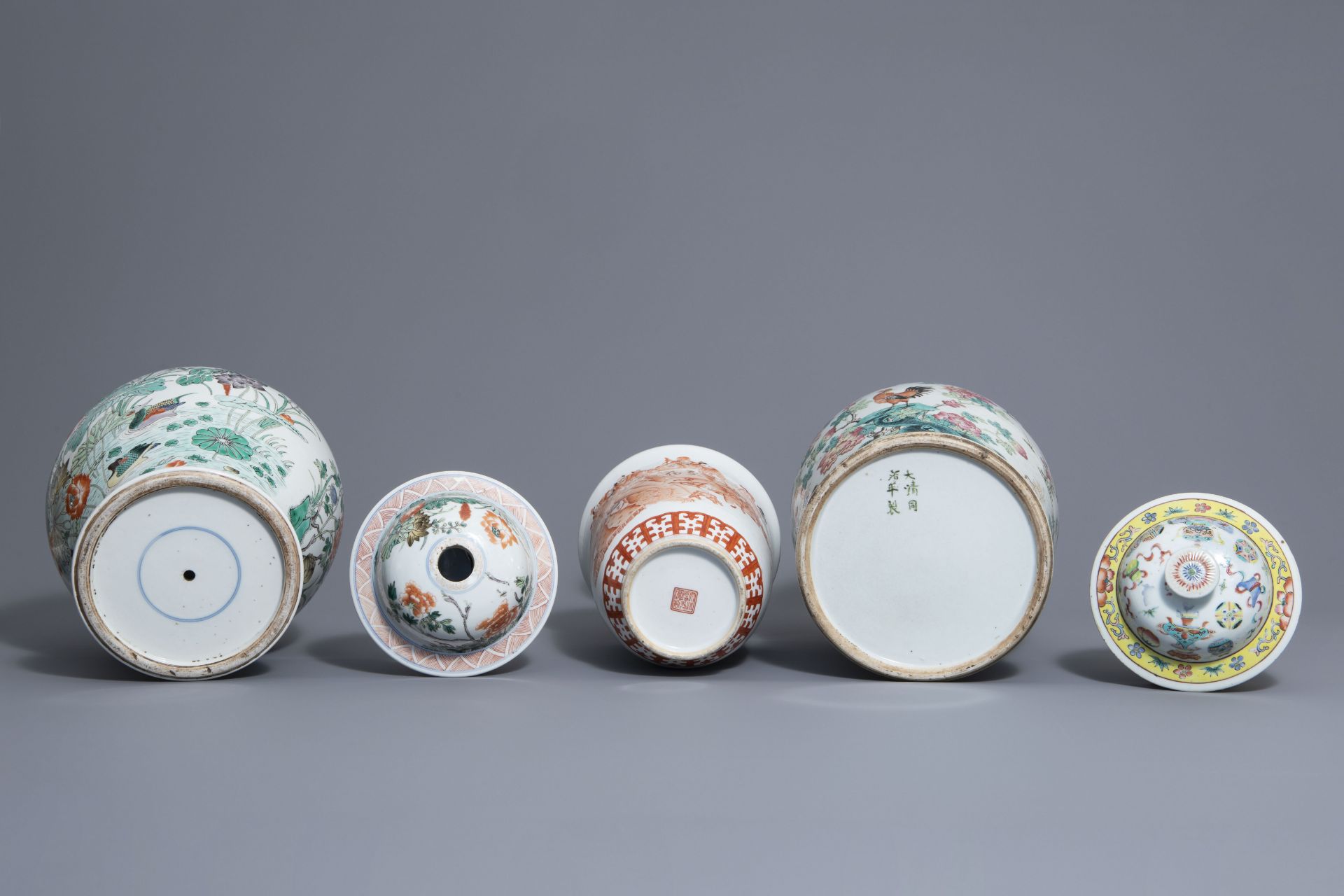 Three Chinese famille rose, verte and iron red vases with different designs, 19th/20th C. - Bild 7 aus 7