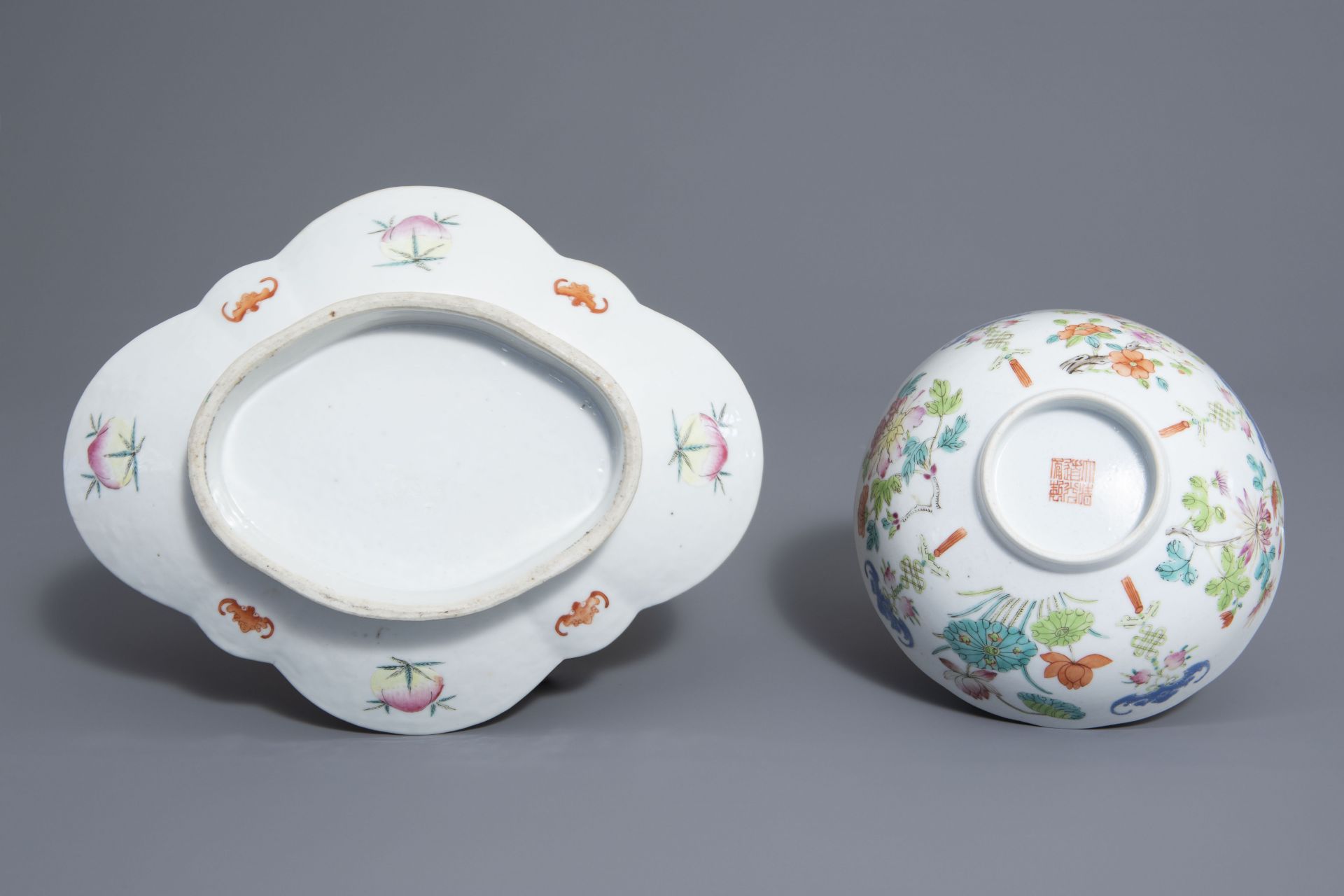 Three Chinese famille rose vases, two bowls and a plate with different designs, 19th C. - Bild 15 aus 15