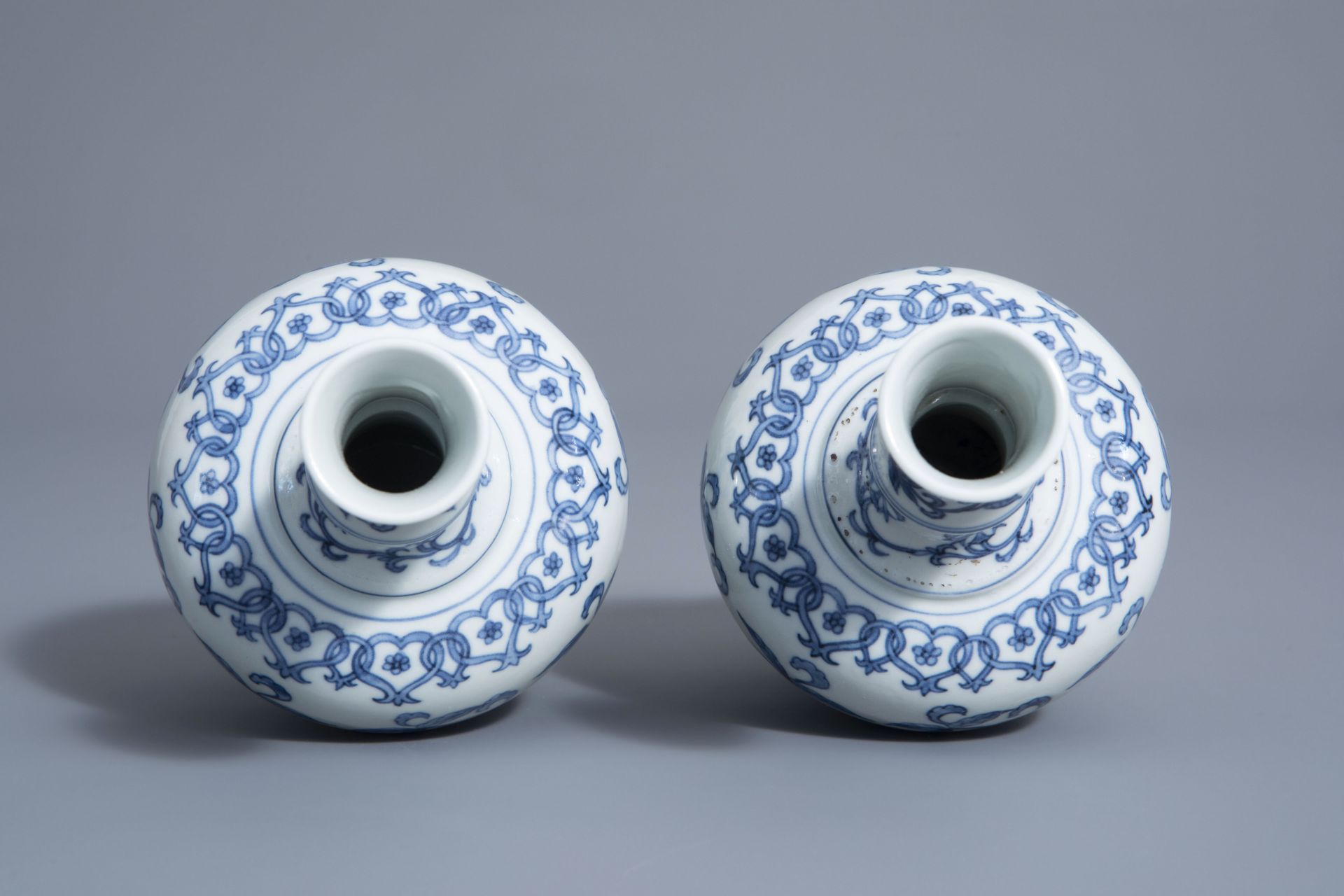 A pair of Chinese blue and white vases with floral design, Chenghua mark, 19th/20th C. - Bild 5 aus 6