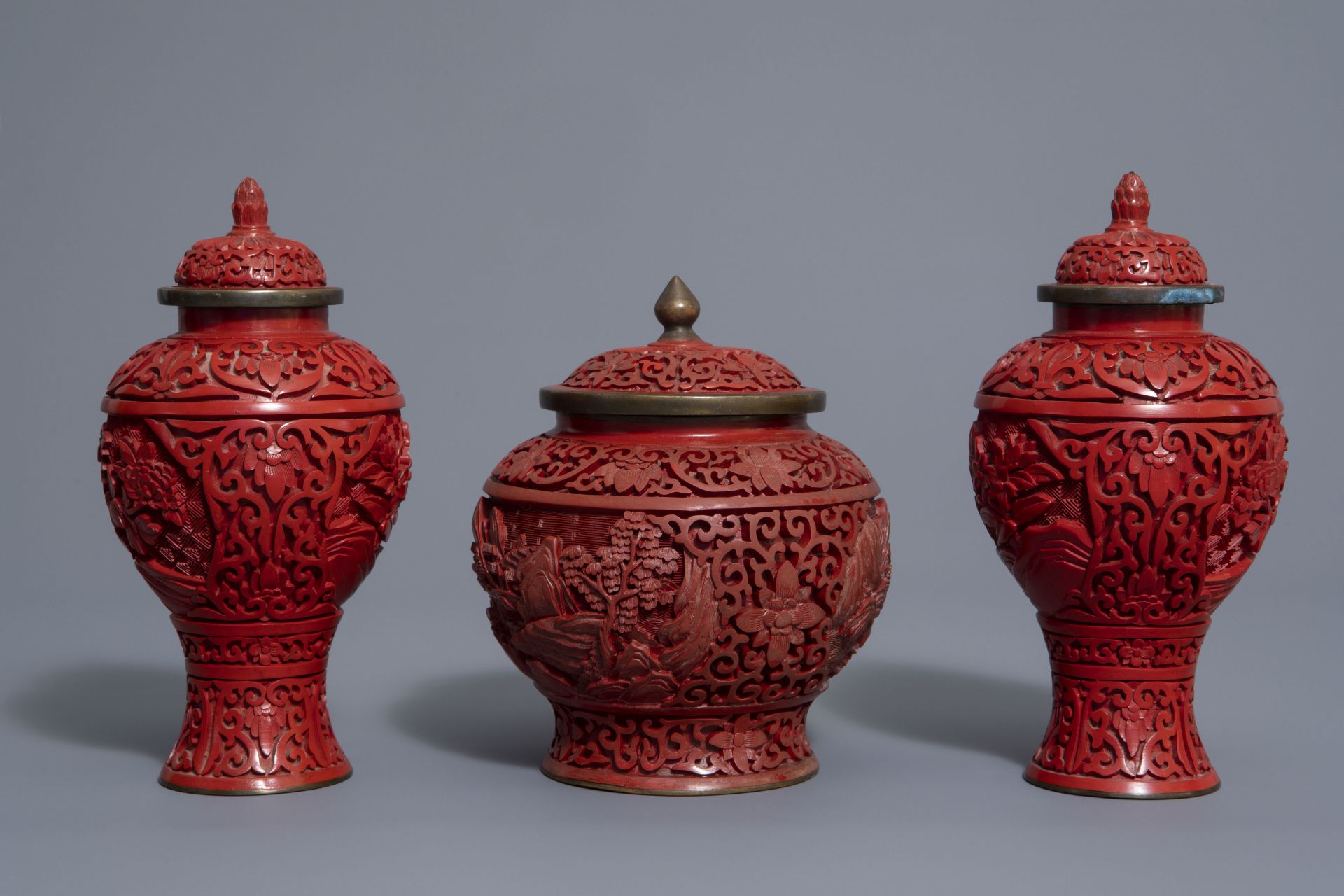 A Chinese tea block, cloisonné teapot, wall vase, bamboo brush pot & 3 red lacquer vases, 20th C. - Bild 5 aus 16