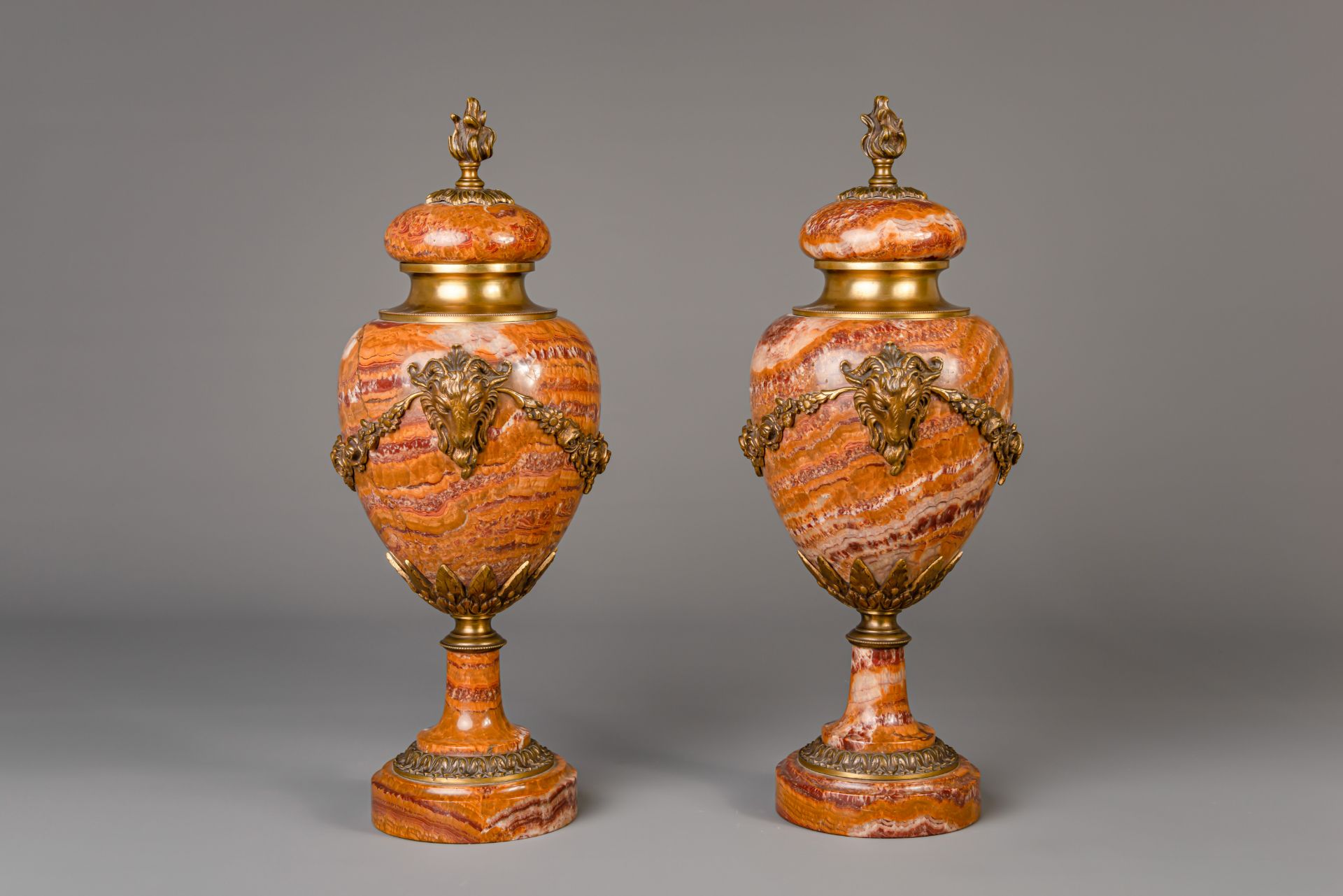 A pair of Neoclassical gilt bronze mounted Breccia Pernice marble urns, 19th/20th C. - Bild 4 aus 6