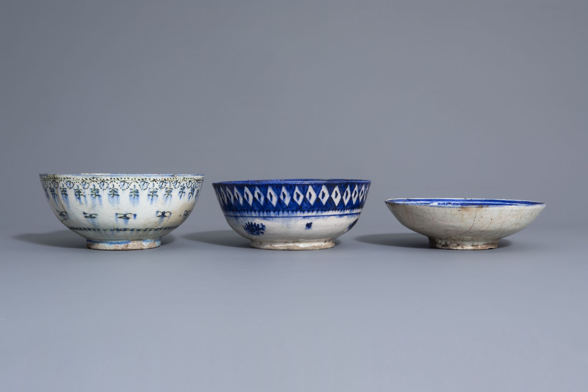 Two blue and white Islamic bowls and a plate, Syria or Iran, 19th C. - Bild 3 aus 7