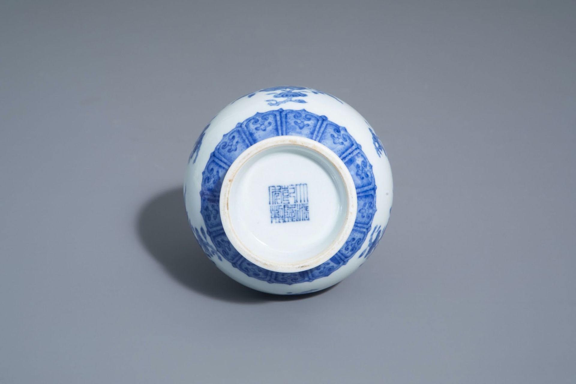 A Chinese blue and white garlic-head mouth vase with floral design, Qianlong mark, 20th C. - Image 7 of 7