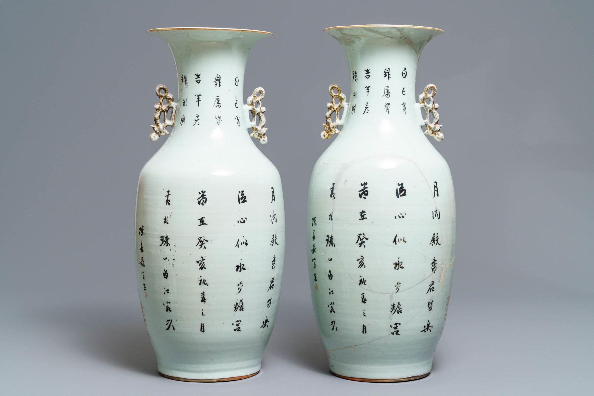 A pair of Chinese famille rose vases with ladies playing music, 19th/20th C. - Bild 3 aus 6