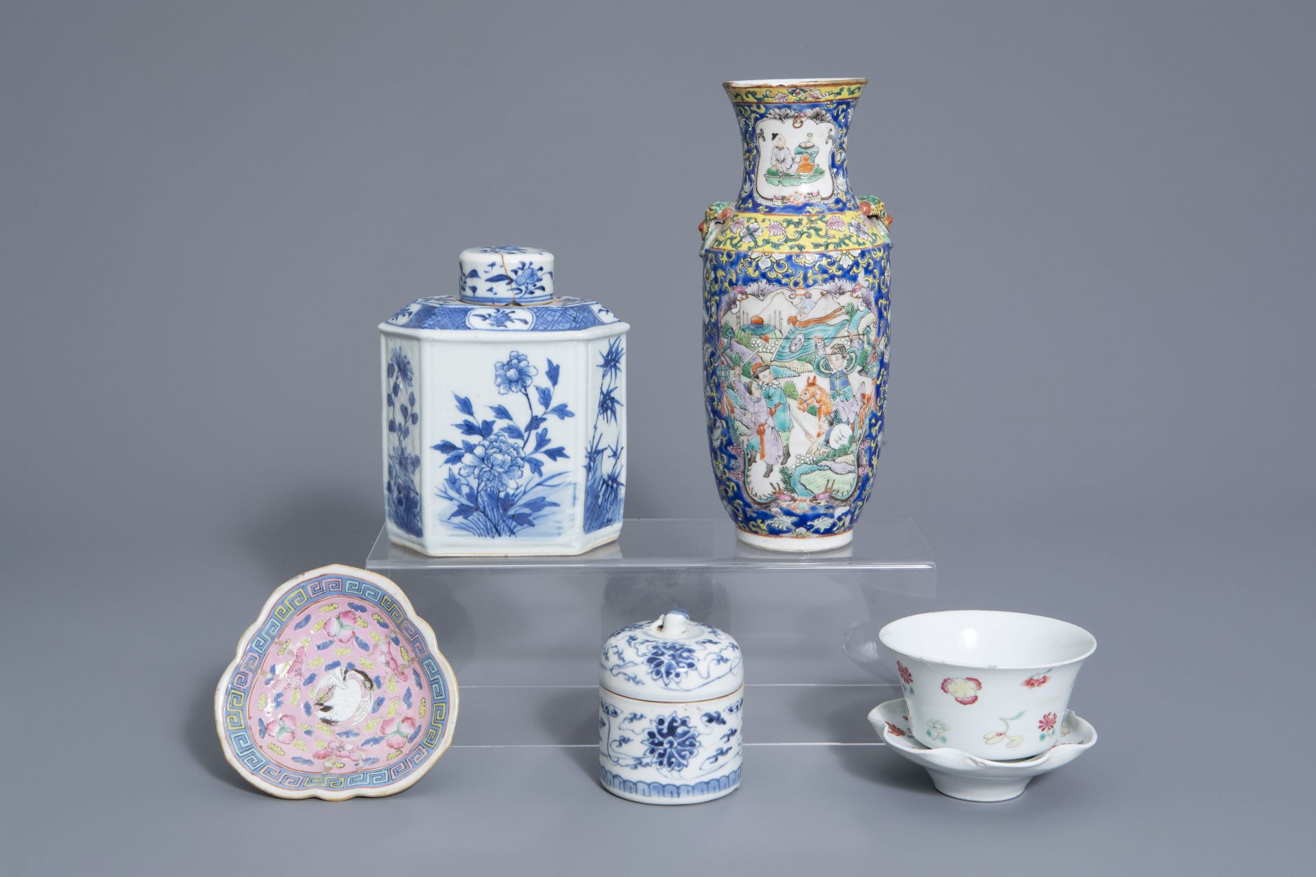 A varied collection of Chinese blue and white and famille rose porcelain, 19th/20th C.