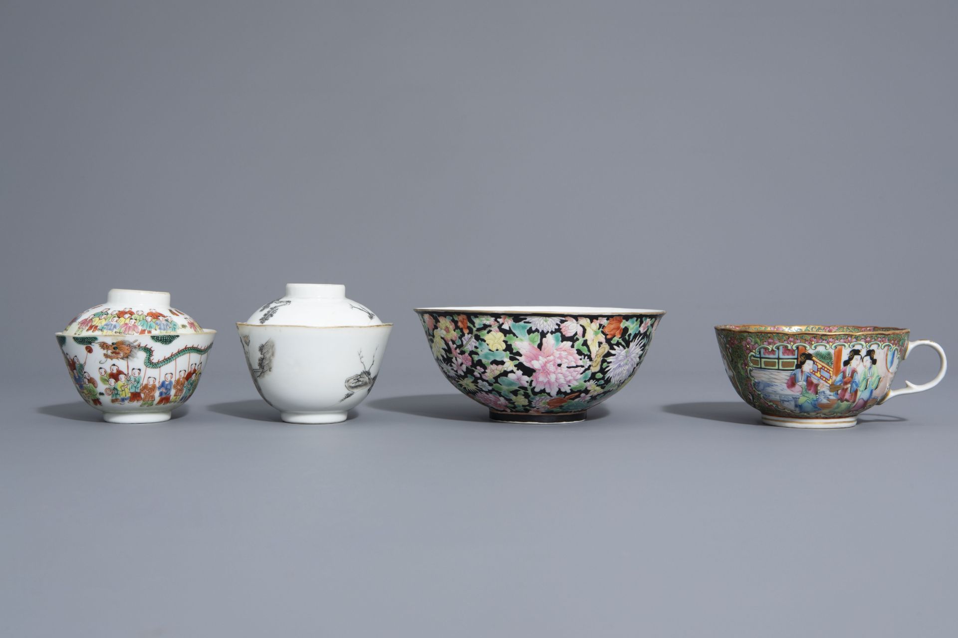 Three Chinese famille rose and grisaille bowls and a Canton bowl on stand, 19th/20th C. - Bild 4 aus 9