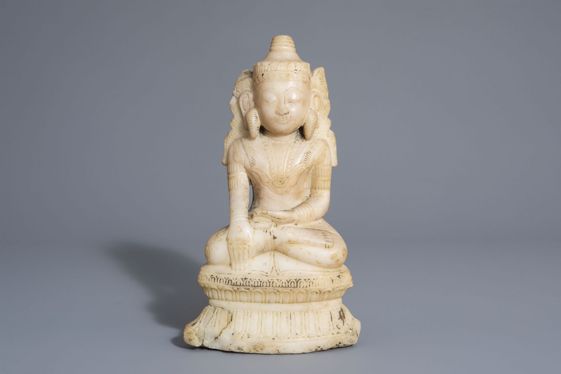 An alabaster figure of Buddha, Burma, 19th C. - Bild 2 aus 7