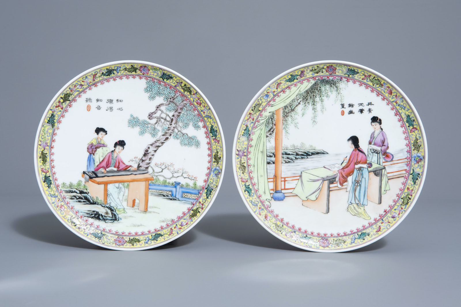 A pair of Chinese famille rose plates and a 'Horses of Mu Wang' vase, 20th C. - Image 8 of 9