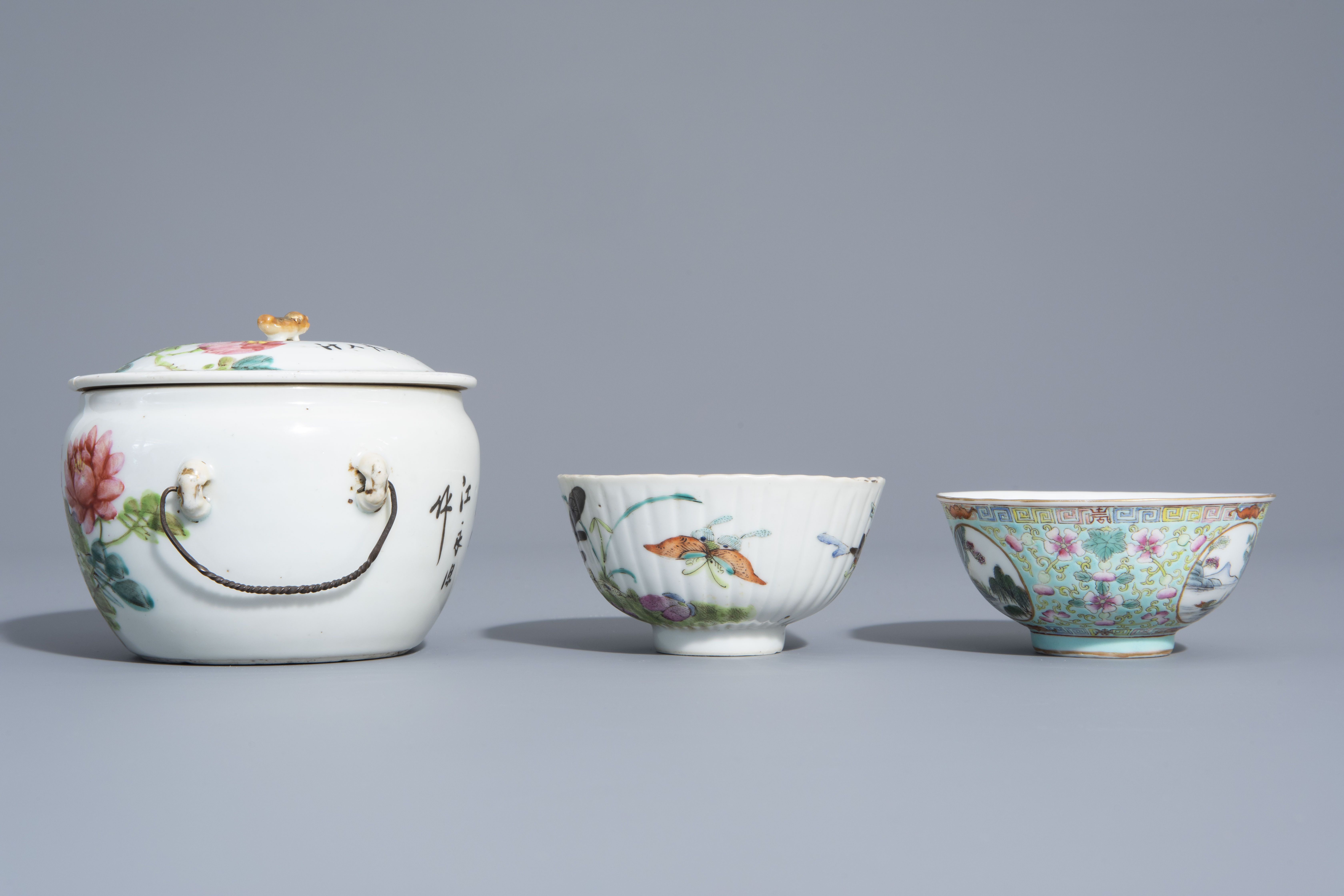 A varied collection of Chinese qianjiang cai and famille rose porcelain, 19th/20th C. - Image 13 of 16