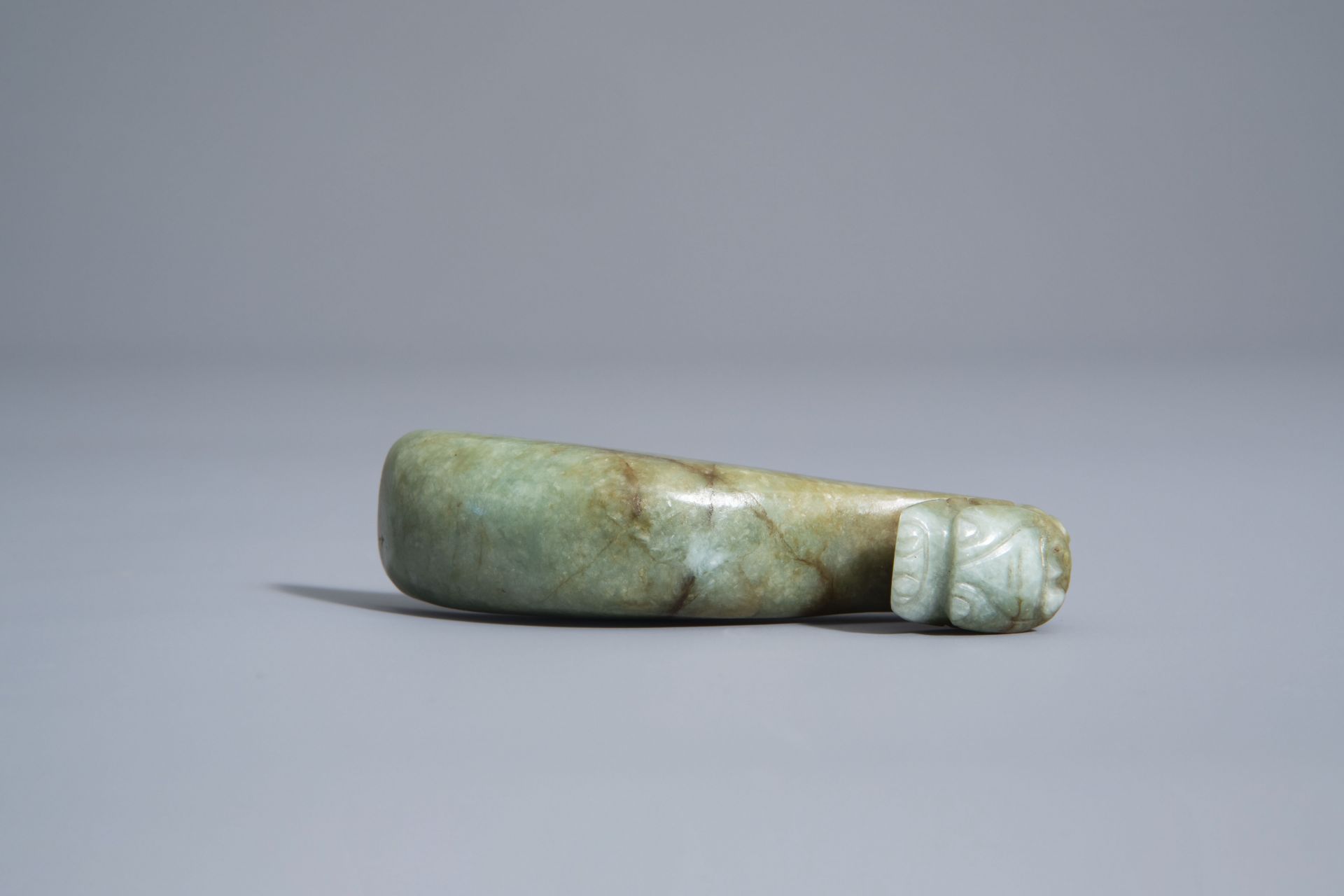 A Chinese carved jade belt hook, 19th/20th C. - Image 6 of 7