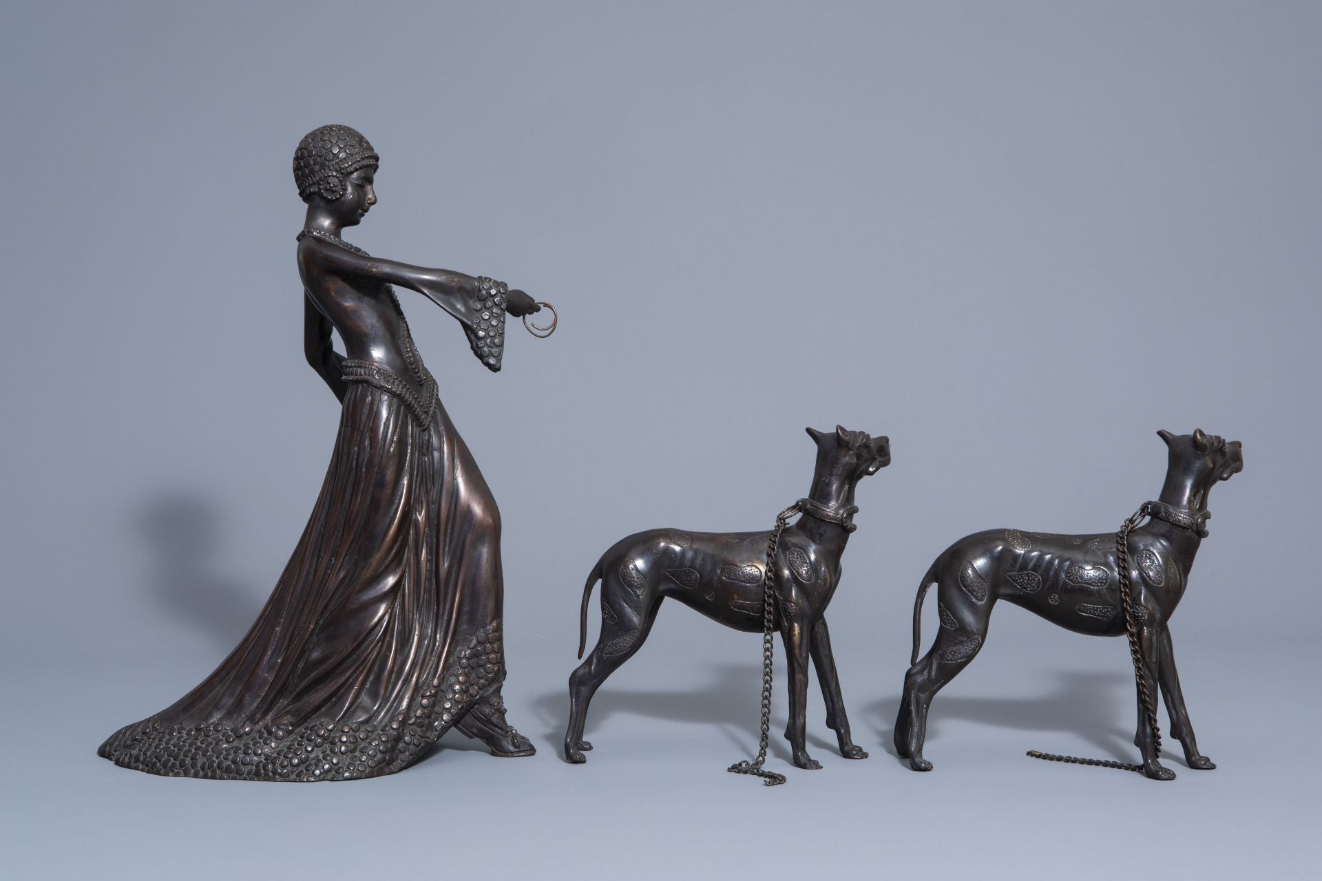 In the manner of Demetre Chiparus (1886-1947): Lady with two dogs, patinated bronze - Image 2 of 9