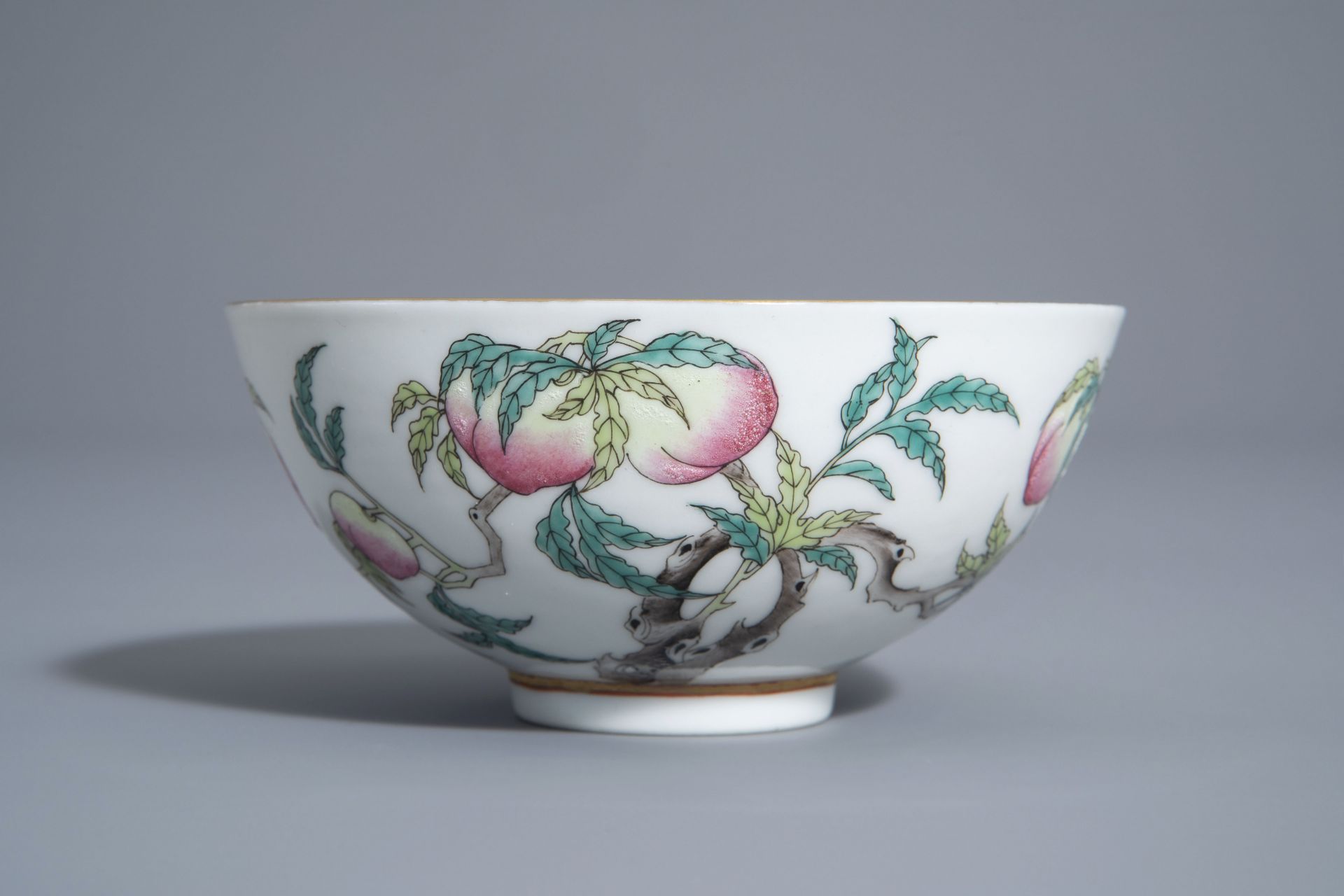 A Chinese famille rose 'nine peaches and crane' bowl, Guangxu mark, 19th/20th C. - Bild 2 aus 7