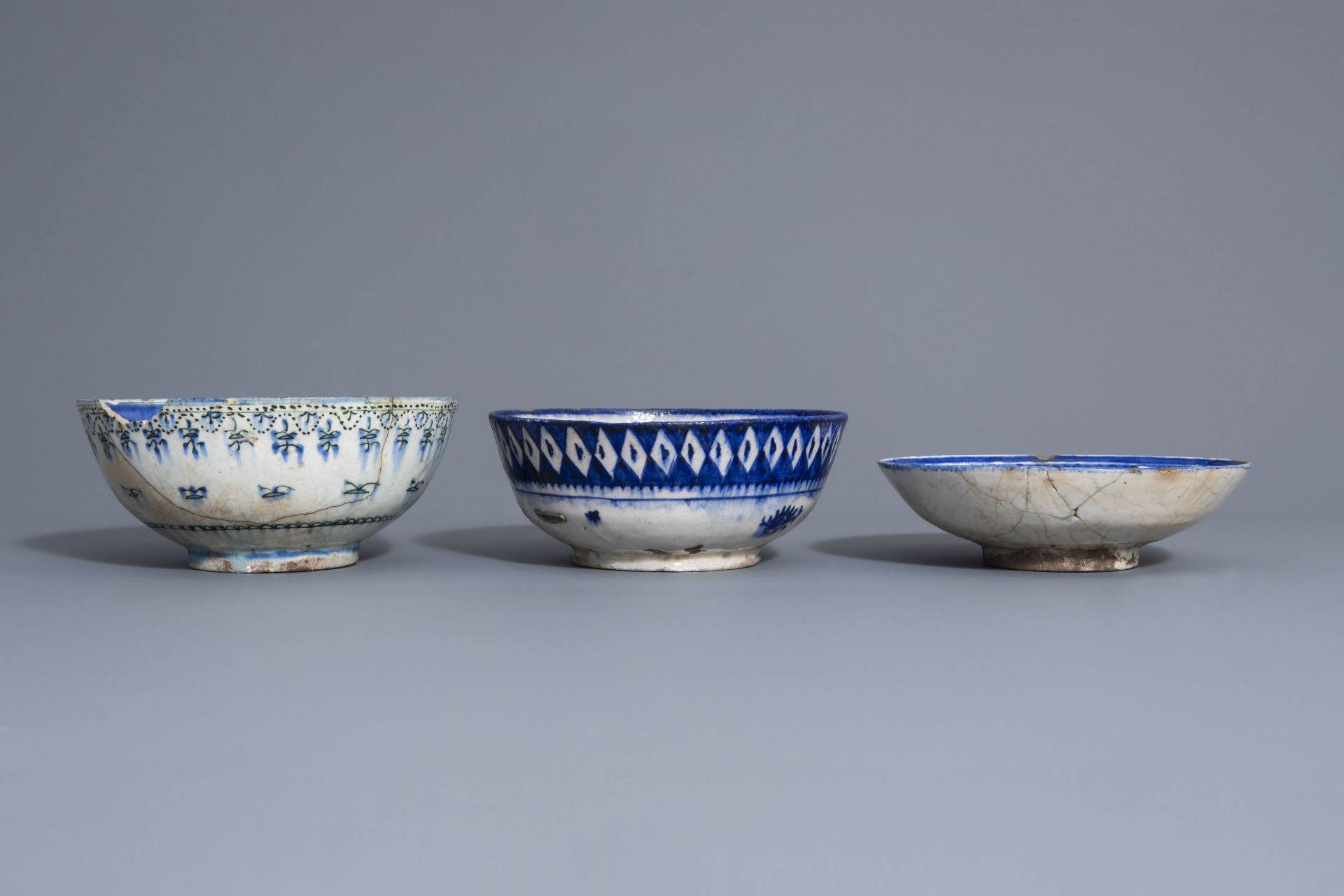 Two blue and white Islamic bowls and a plate, Syria or Iran, 19th C. - Bild 4 aus 7