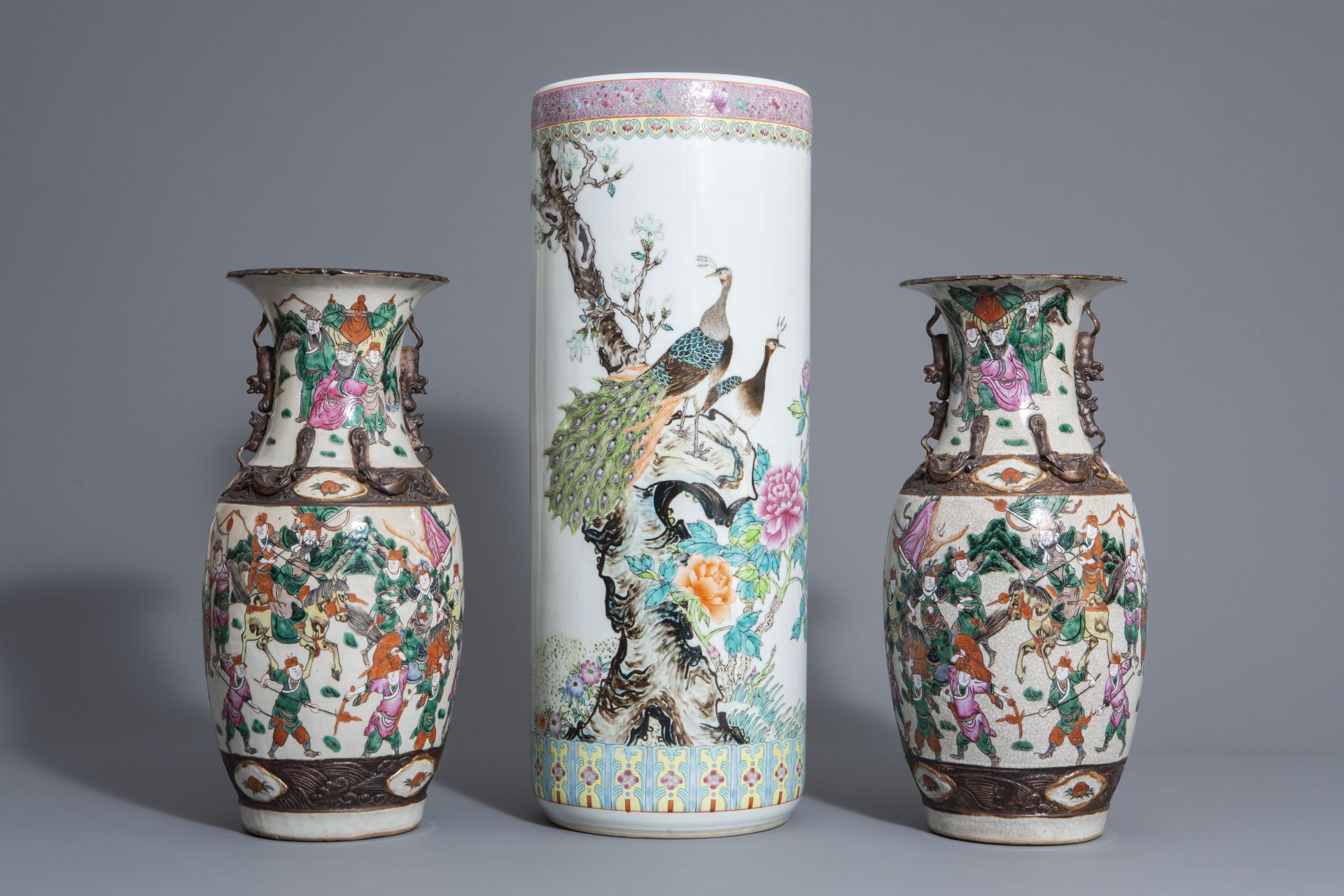 Four Chinese famille rose, qianjiang cai and Nanking crackle glazed vases, 19th/20th C. - Bild 2 aus 13