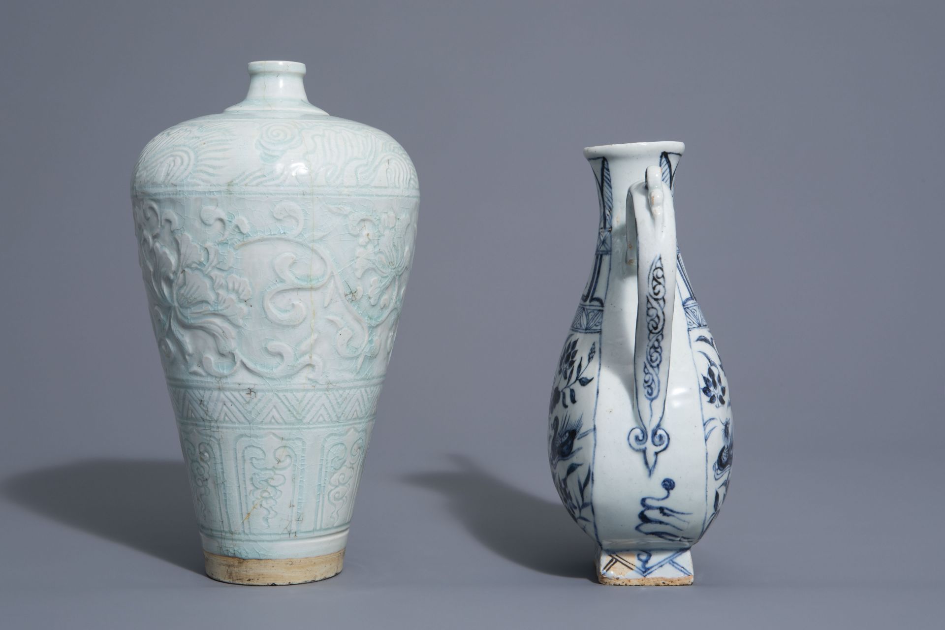 A Chinese blue and white jug and a qingbai vase in Yuan style, 19th/20th C. - Bild 2 aus 6