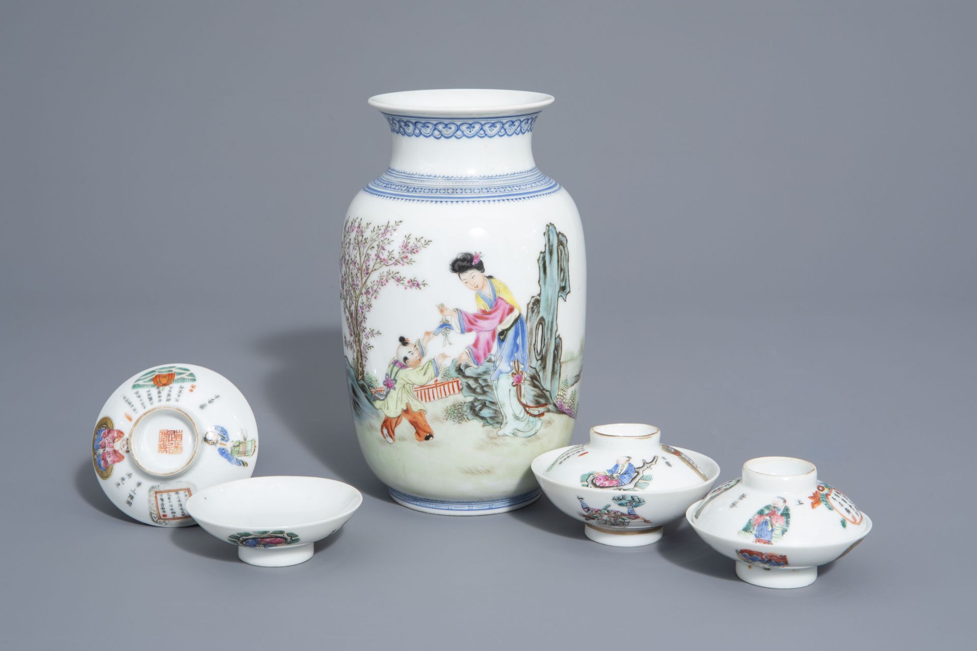 A Chinese famille rose eggshell vase and six 'Wu Shuang Pu' covers, 19th/20th C.