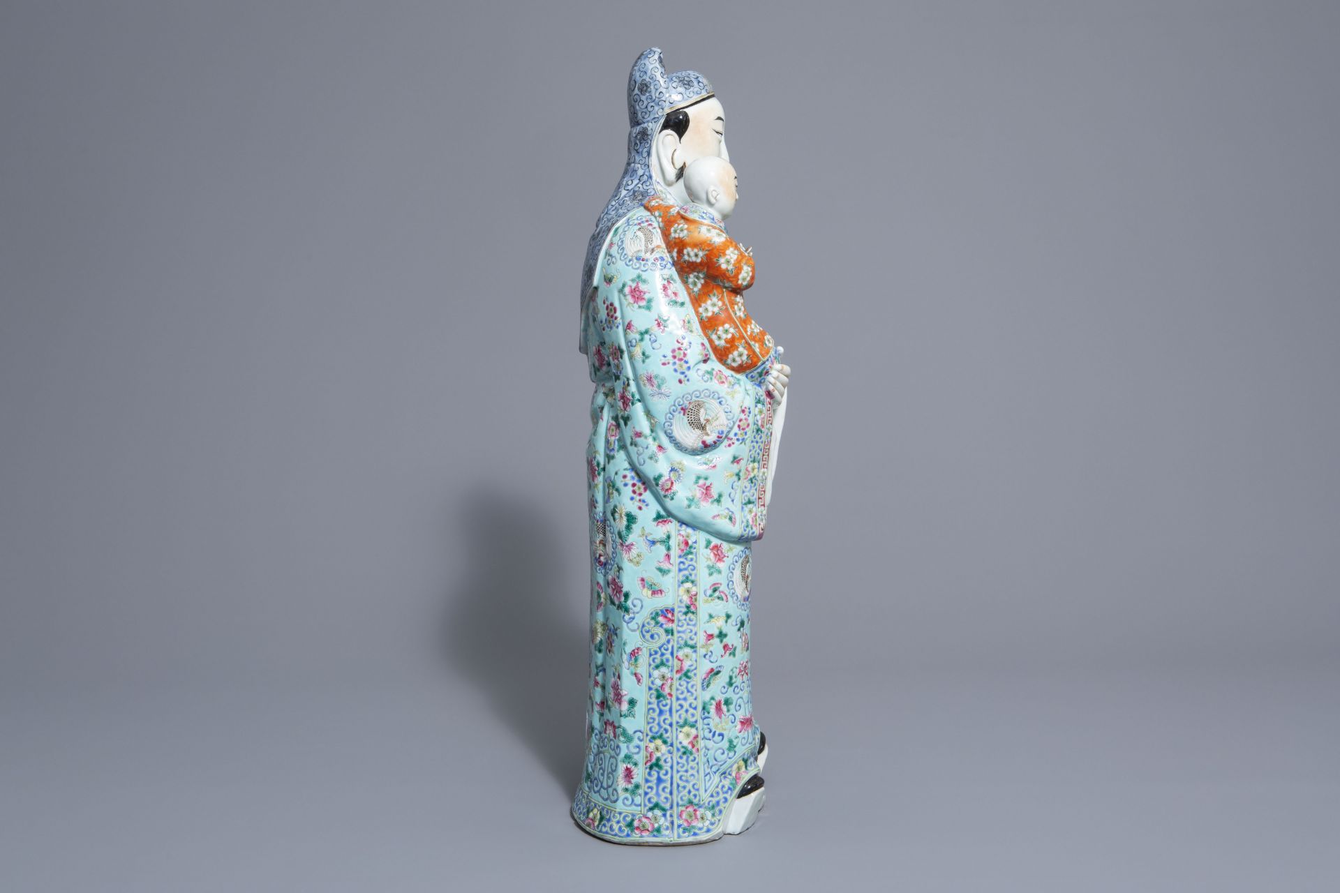 A Chinese famille rose Fu Xing figure, 19th/20th C. - Bild 3 aus 8