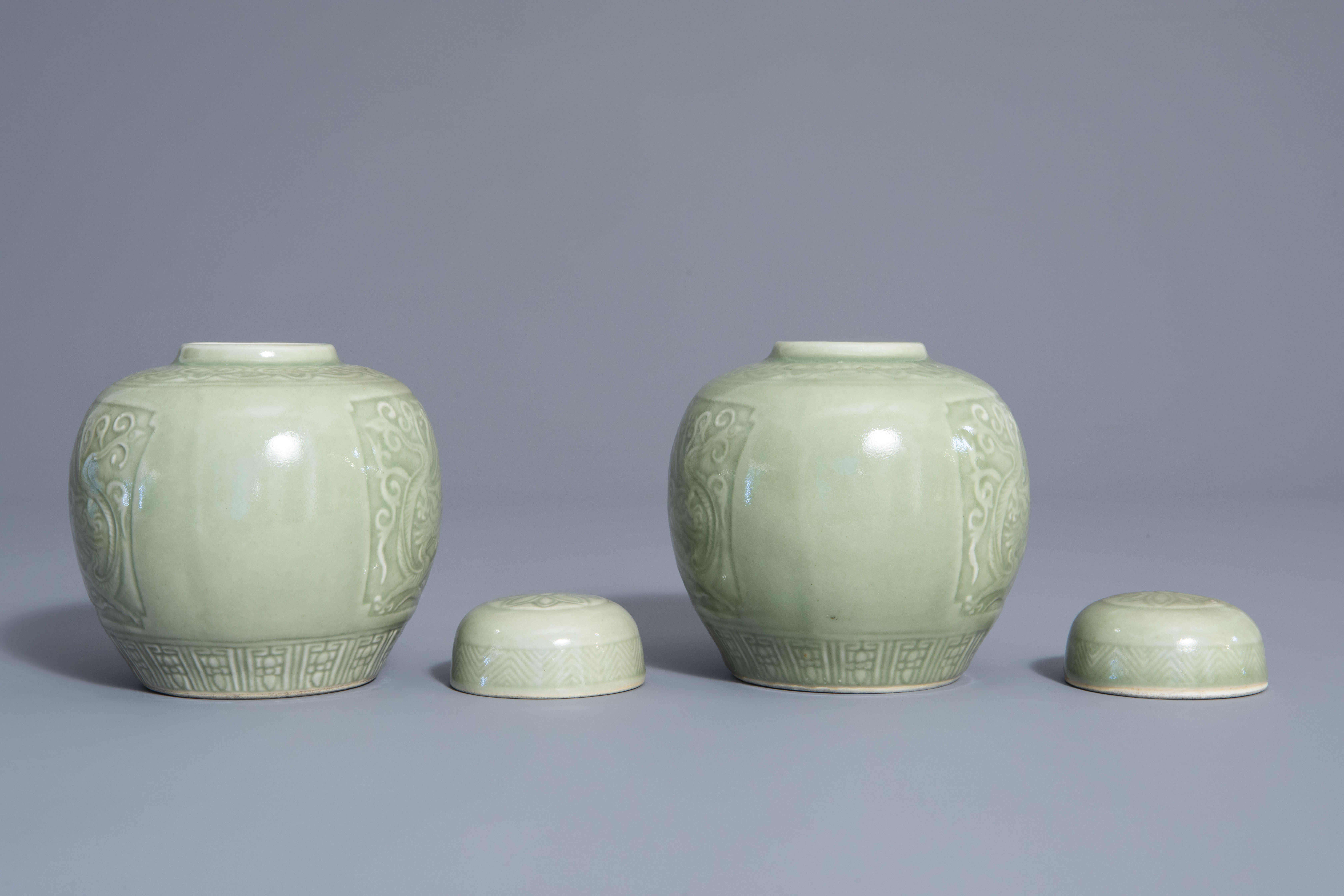 A pair of Chinese celadon jars and covers with underglaze dragon design, 19th/20th C. - Image 5 of 7