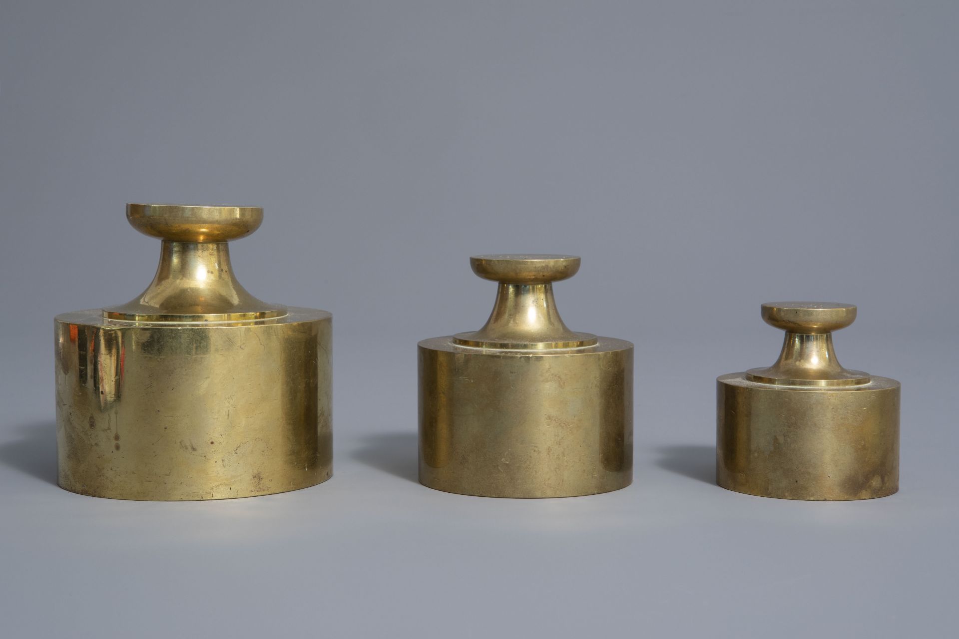 A French nine-piece set of copper bank weights for gold coins, 19th C. - Image 3 of 13