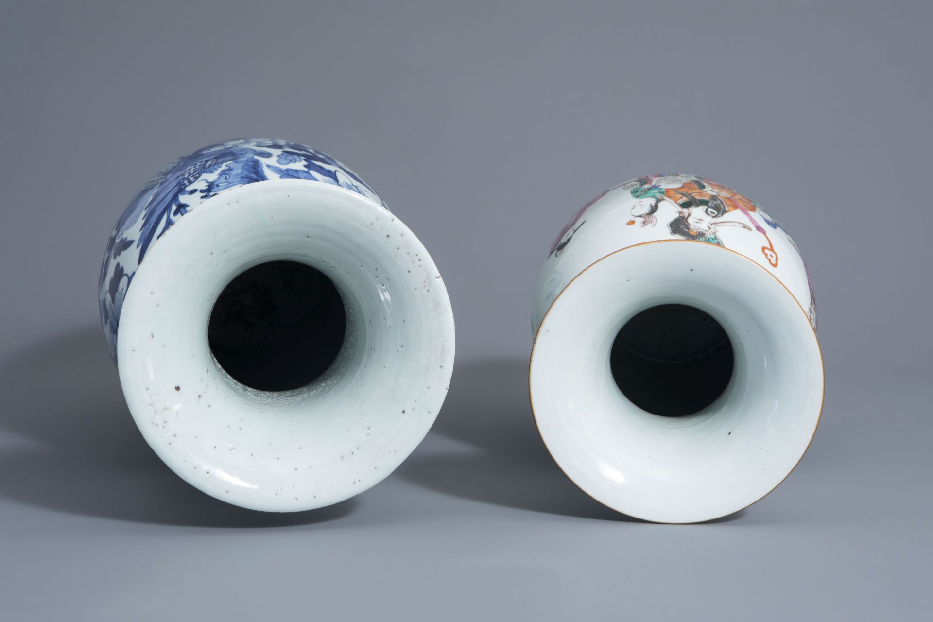 Two Chinese famille rose and blue and white vases with different designs, 19th/20th C. - Bild 5 aus 6