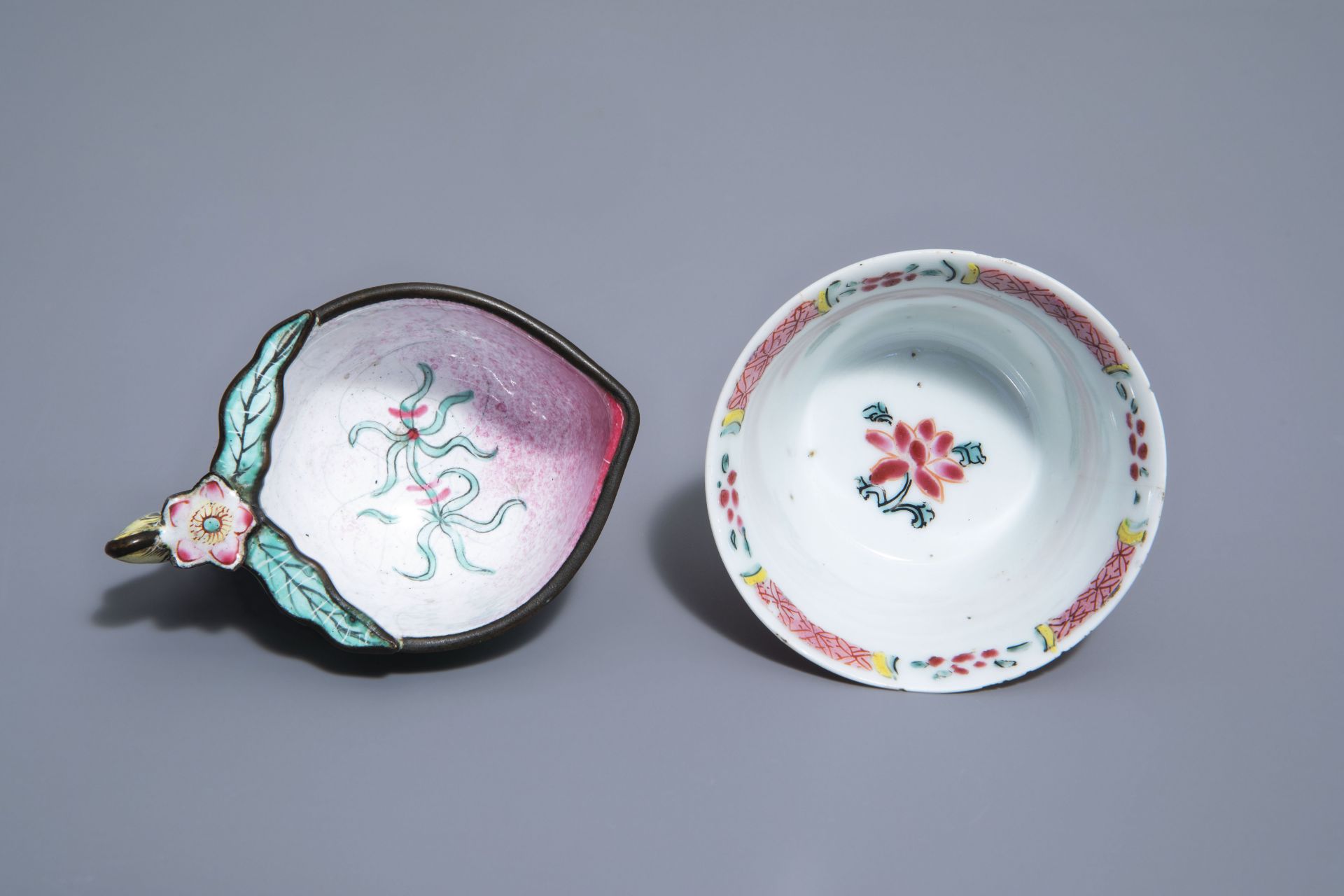 A Chinese famille rose cup and saucer and a Canton enamel peach shaped cup, Yongzheng/Qianlong - Bild 8 aus 9