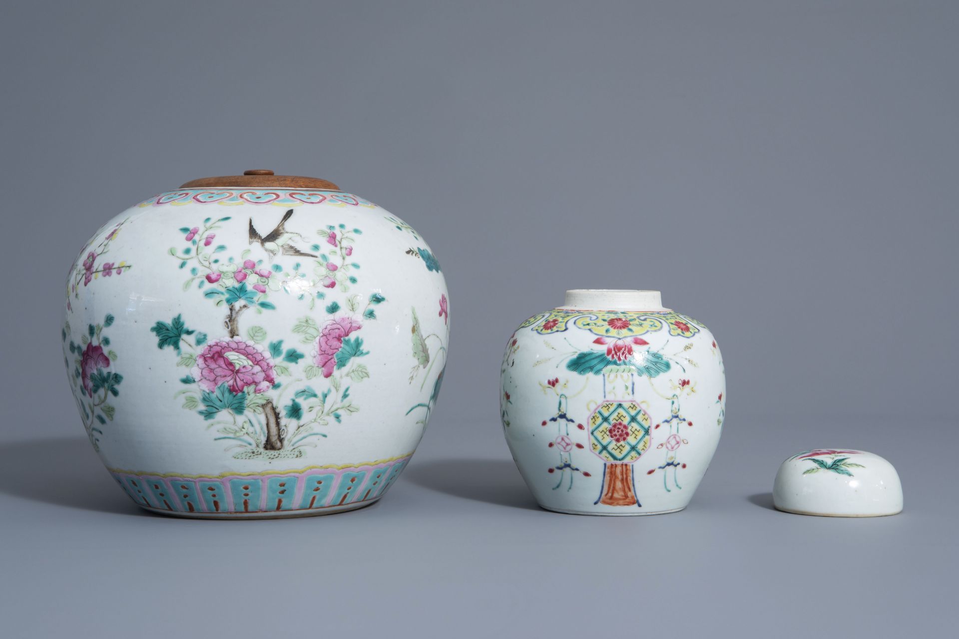 Two Chinese famille rose jars and covers with floral design, 19th and 20th C. - Bild 2 aus 7