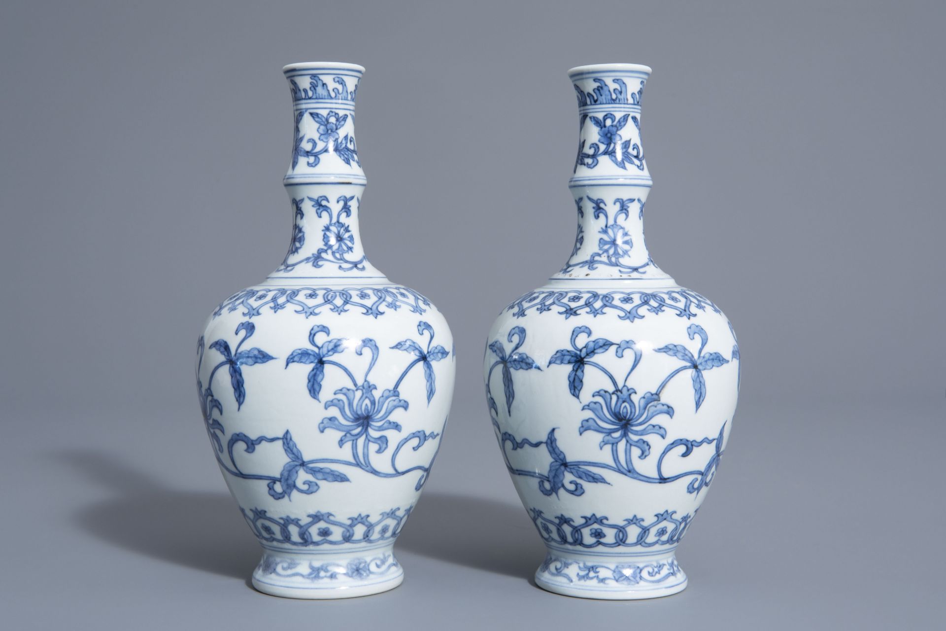 A pair of Chinese blue and white vases with floral design, Chenghua mark, 19th/20th C. - Bild 4 aus 6