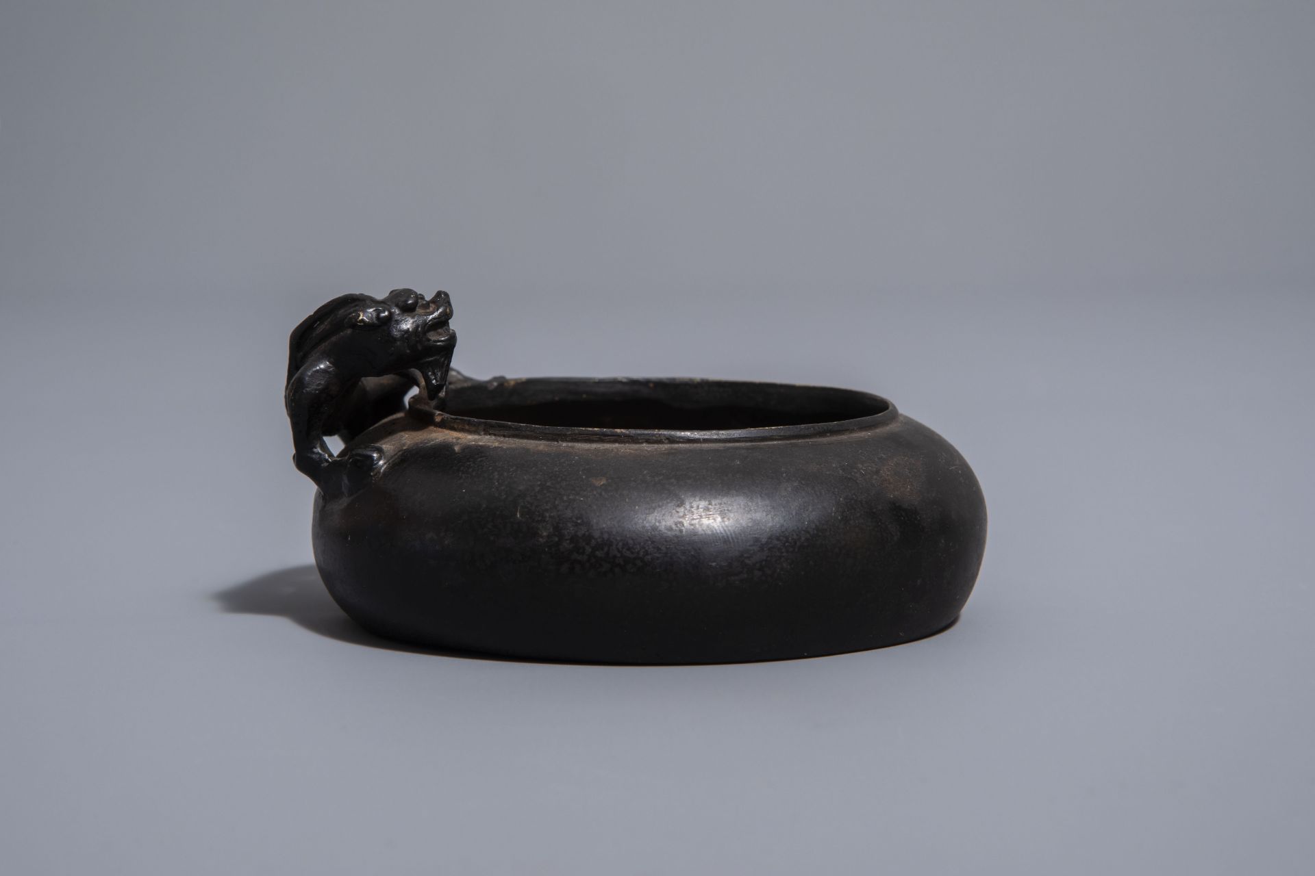 A Chinese bronze 'chilong' brush washer, 19th/20th C. - Bild 3 aus 7