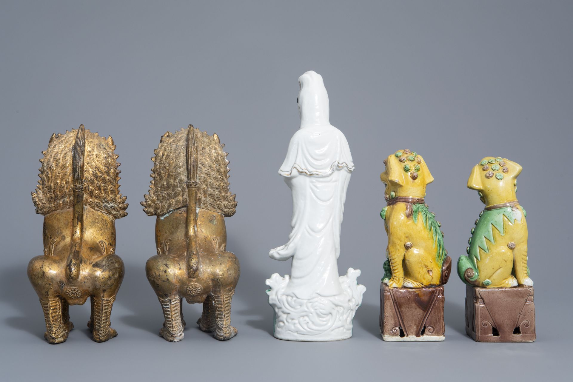 Chinese porcelain Guanyin, pair of sancai Buddhist lions & pair of Thai bronze lions, 19th/20th C. - Bild 4 aus 7