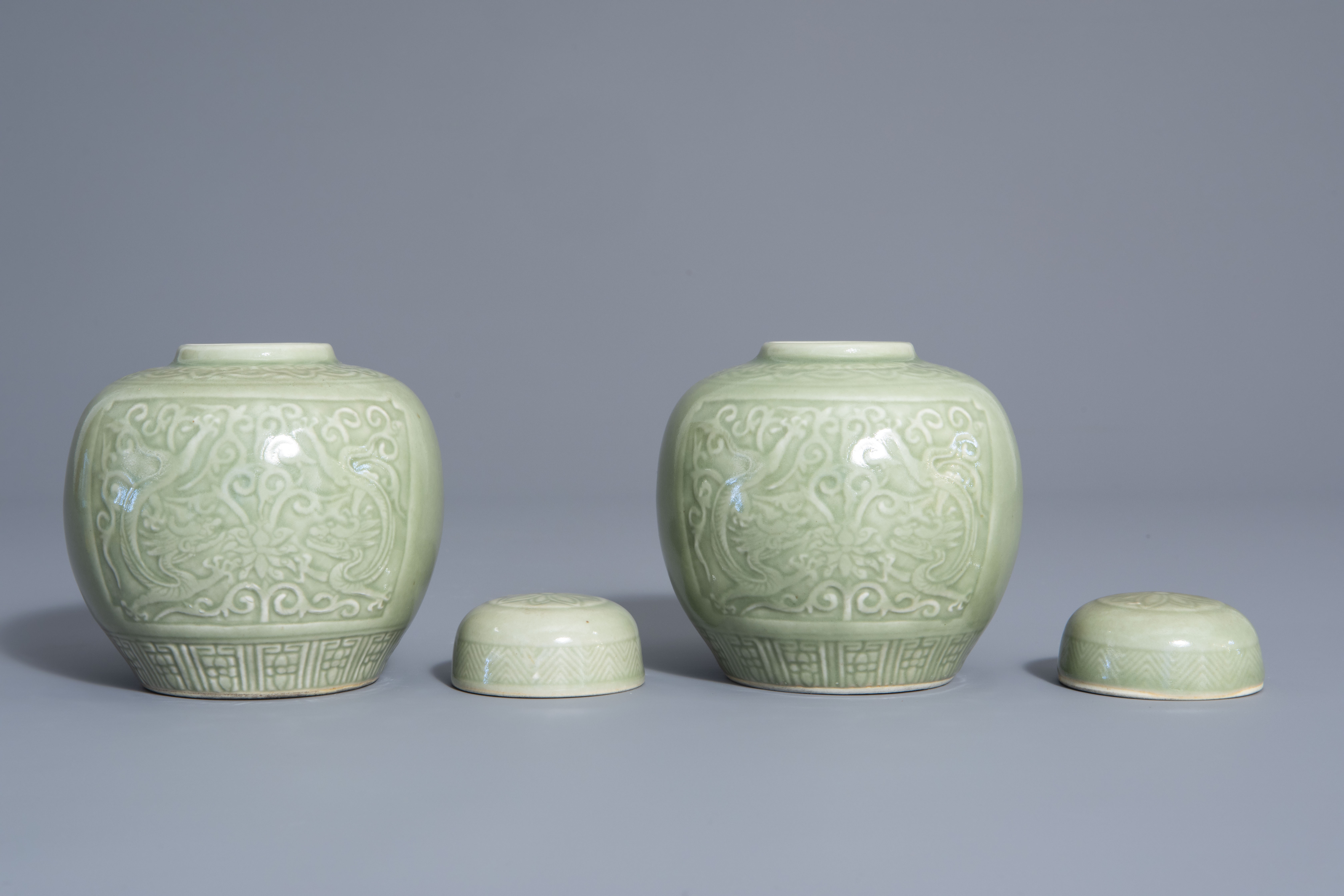 A pair of Chinese celadon jars and covers with underglaze dragon design, 19th/20th C. - Image 4 of 7