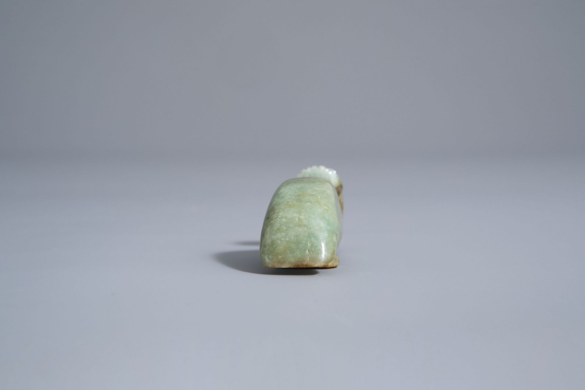 A Chinese carved jade belt hook, 19th/20th C. - Image 5 of 7