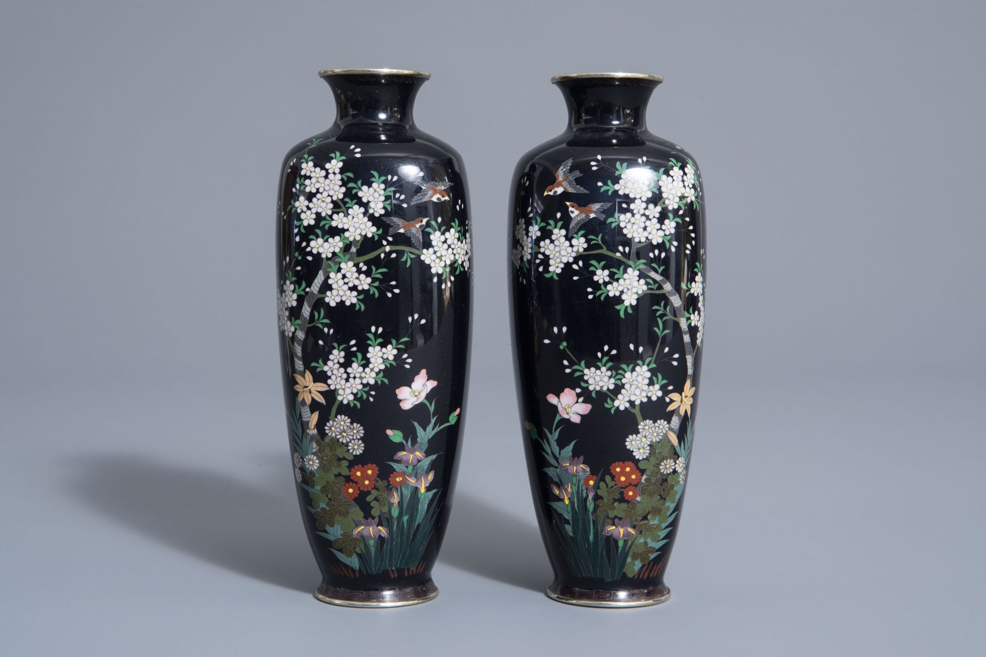 A pair of Japanese cloisonné vases with birds among blossoming branches, Meiji, 19th/20th C. - Bild 2 aus 7