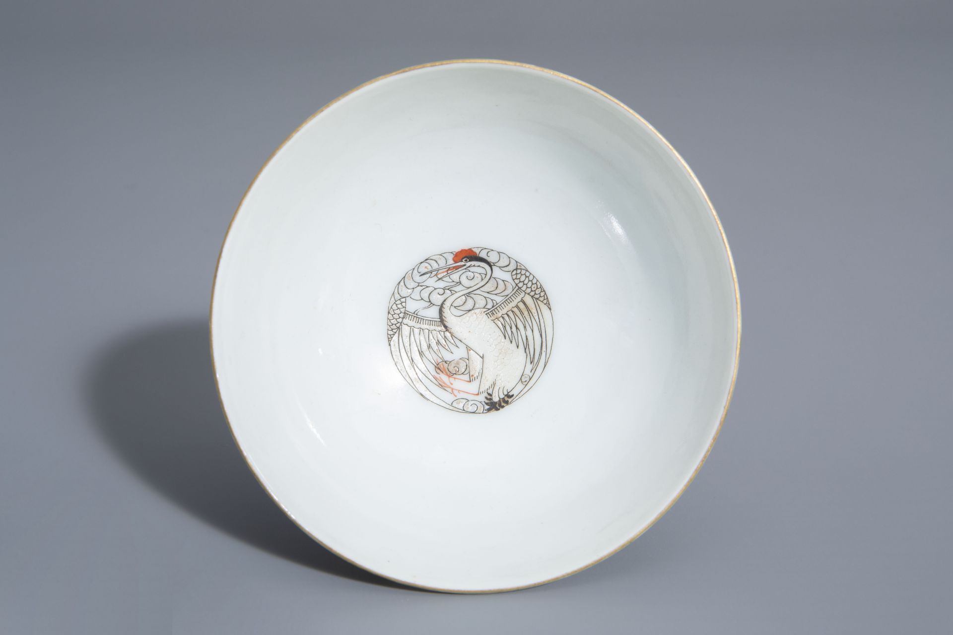 A Chinese famille rose 'nine peaches and crane' bowl, Guangxu mark, 19th/20th C. - Bild 7 aus 7