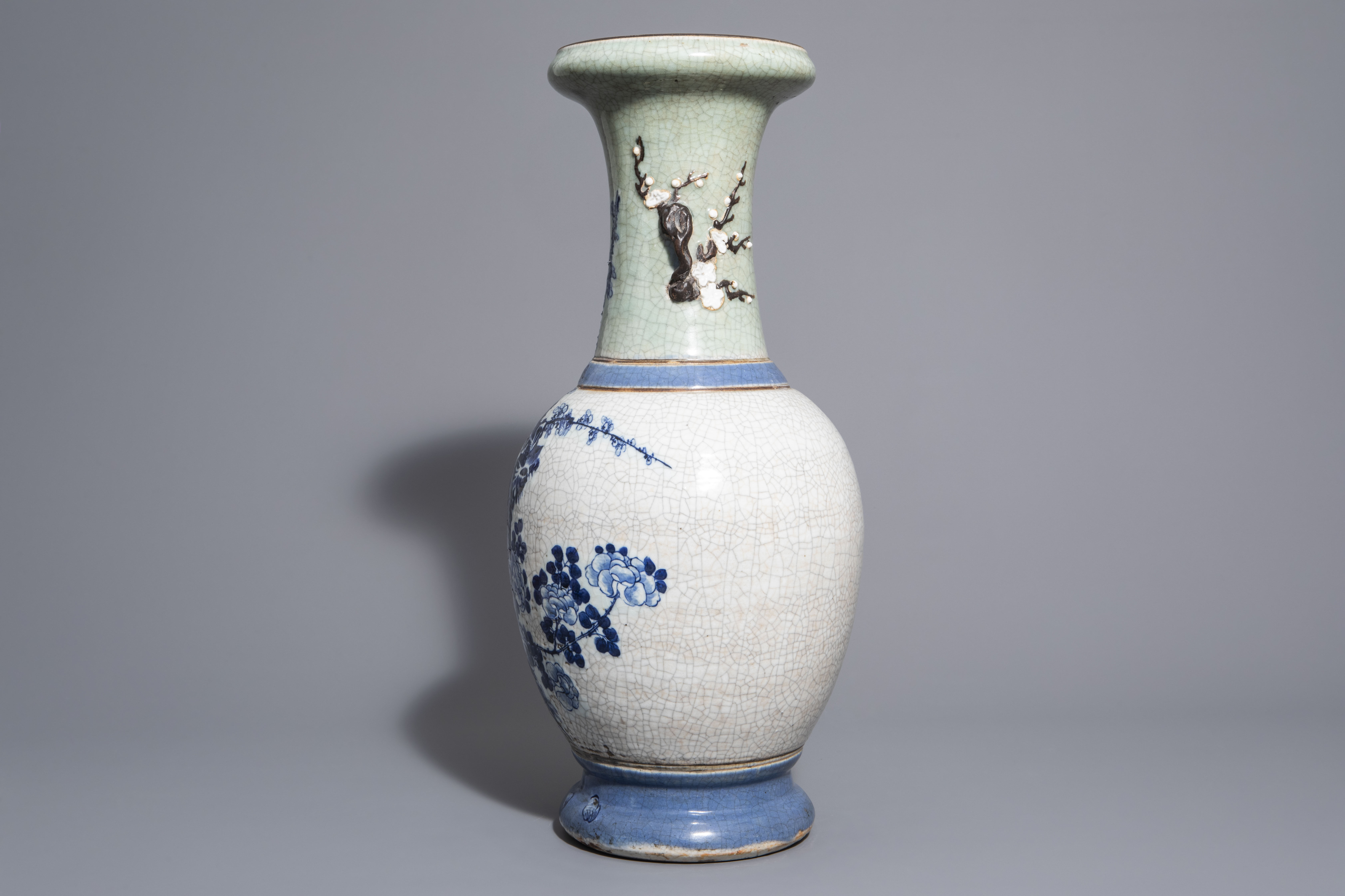 A Chinese blue and white Nanking crackle glazed vase with birds on blossoming branches, 19th C. - Image 4 of 6