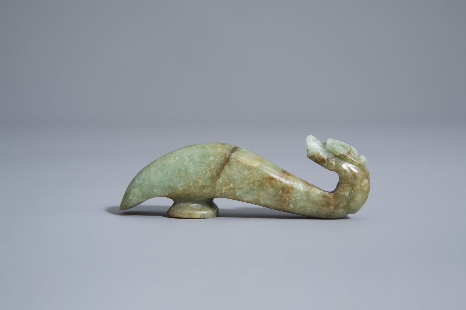 A Chinese carved jade belt hook, 19th/20th C. - Image 4 of 7