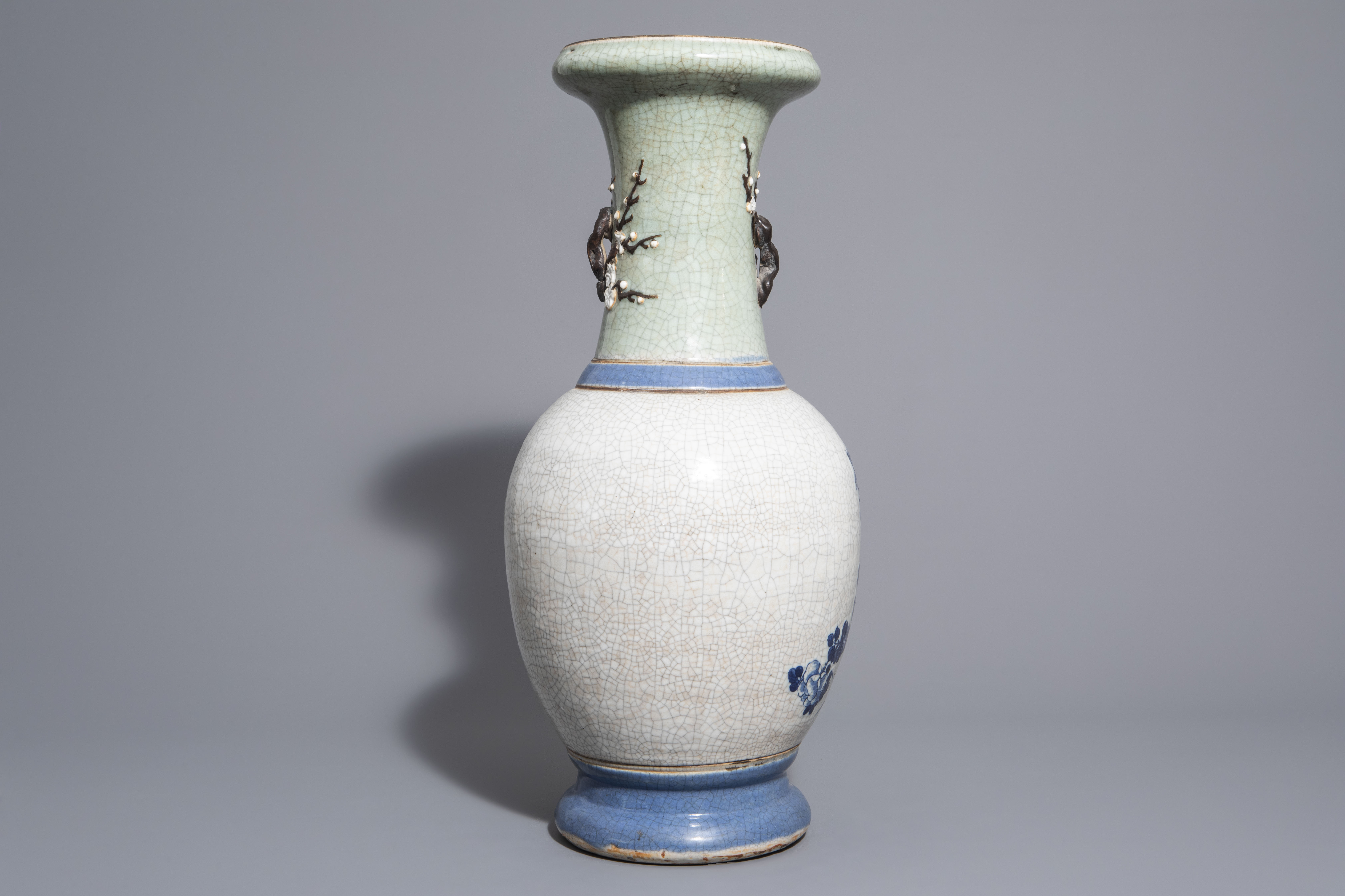 A Chinese blue and white Nanking crackle glazed vase with birds on blossoming branches, 19th C. - Image 3 of 6