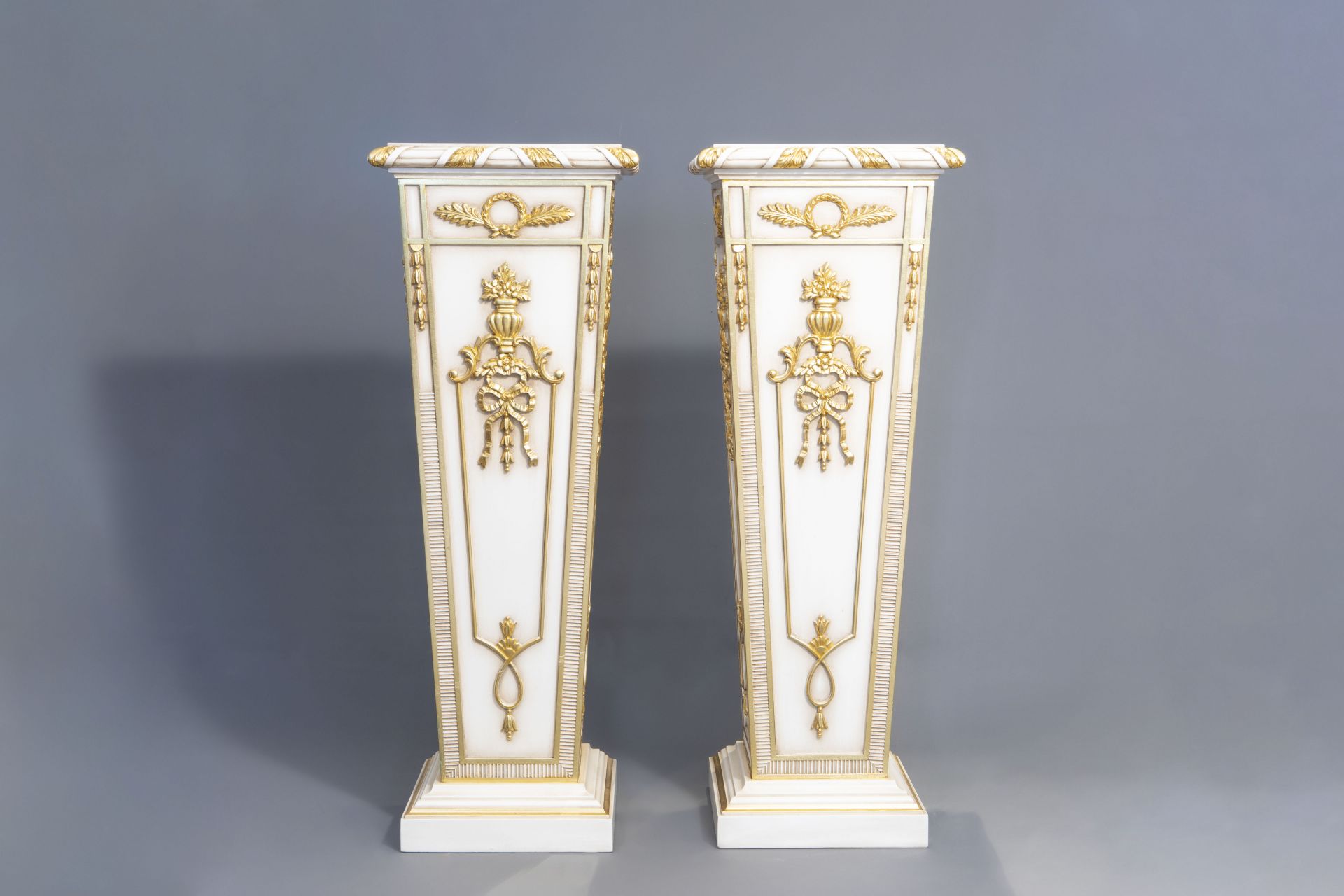 A pair of fine gilt and patinated wooden Empire style pedestals, presumably Italy, 20th C. - Image 4 of 7