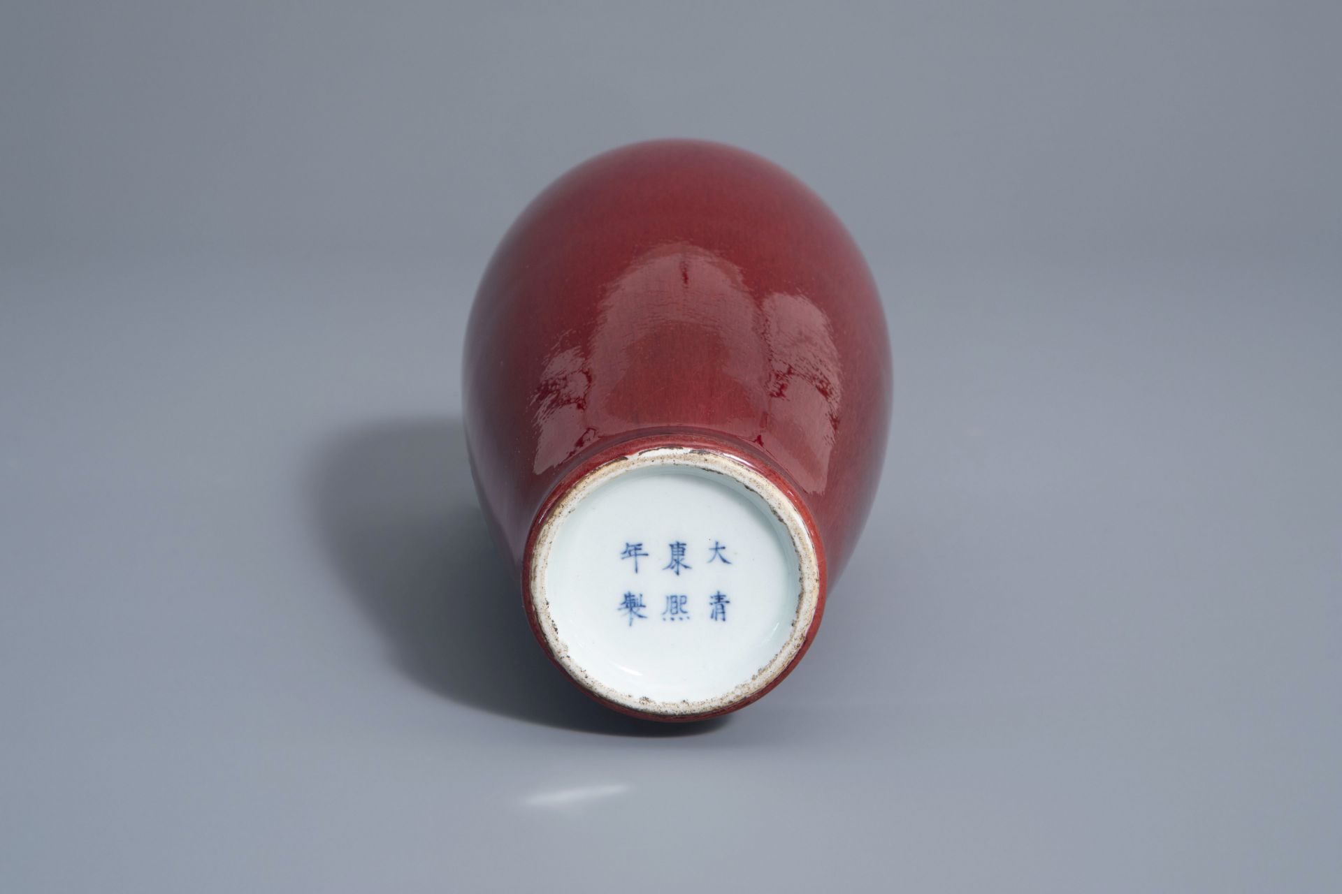 A Chinese monochrome langyao meiping vase, Kangxi mark, 19th/20th C. - Bild 7 aus 12