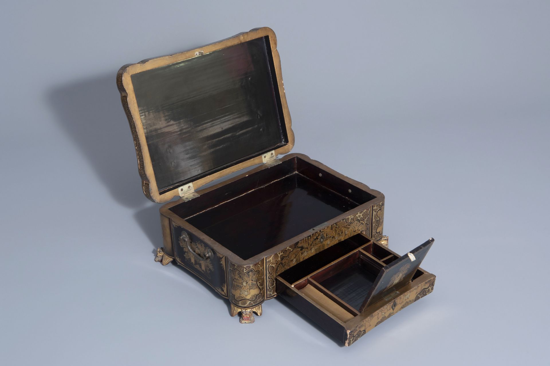 A Chinese lacquered sewing box with figurative design all around, 19th C. - Bild 8 aus 10