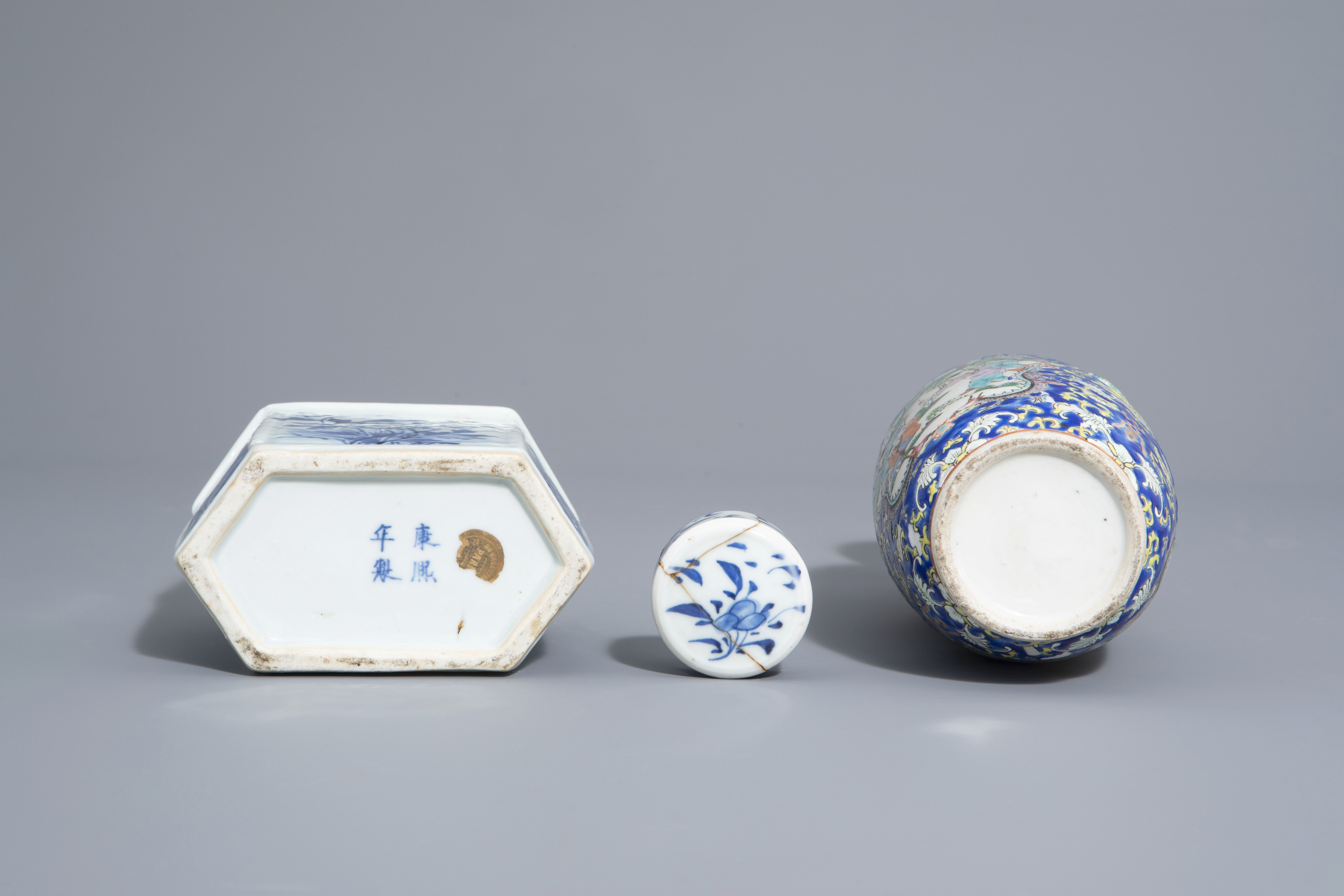 A varied collection of Chinese blue and white and famille rose porcelain, 19th/20th C. - Image 7 of 15