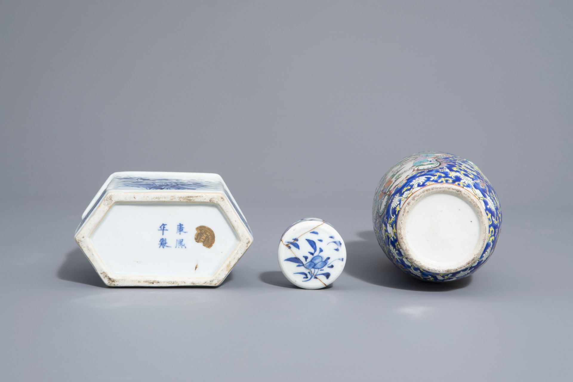 A varied collection of Chinese blue and white and famille rose porcelain, 19th/20th C. - Bild 7 aus 15