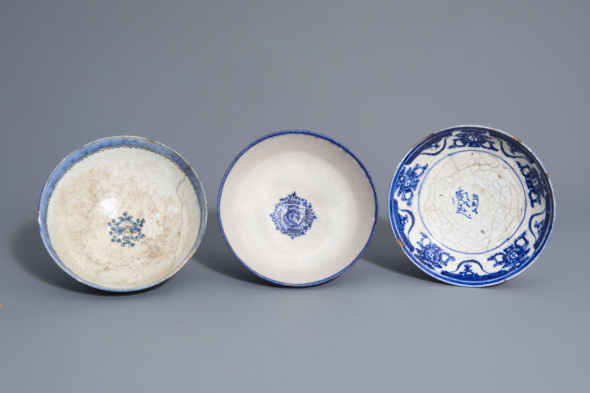 Two blue and white Islamic bowls and a plate, Syria or Iran, 19th C. - Bild 6 aus 7