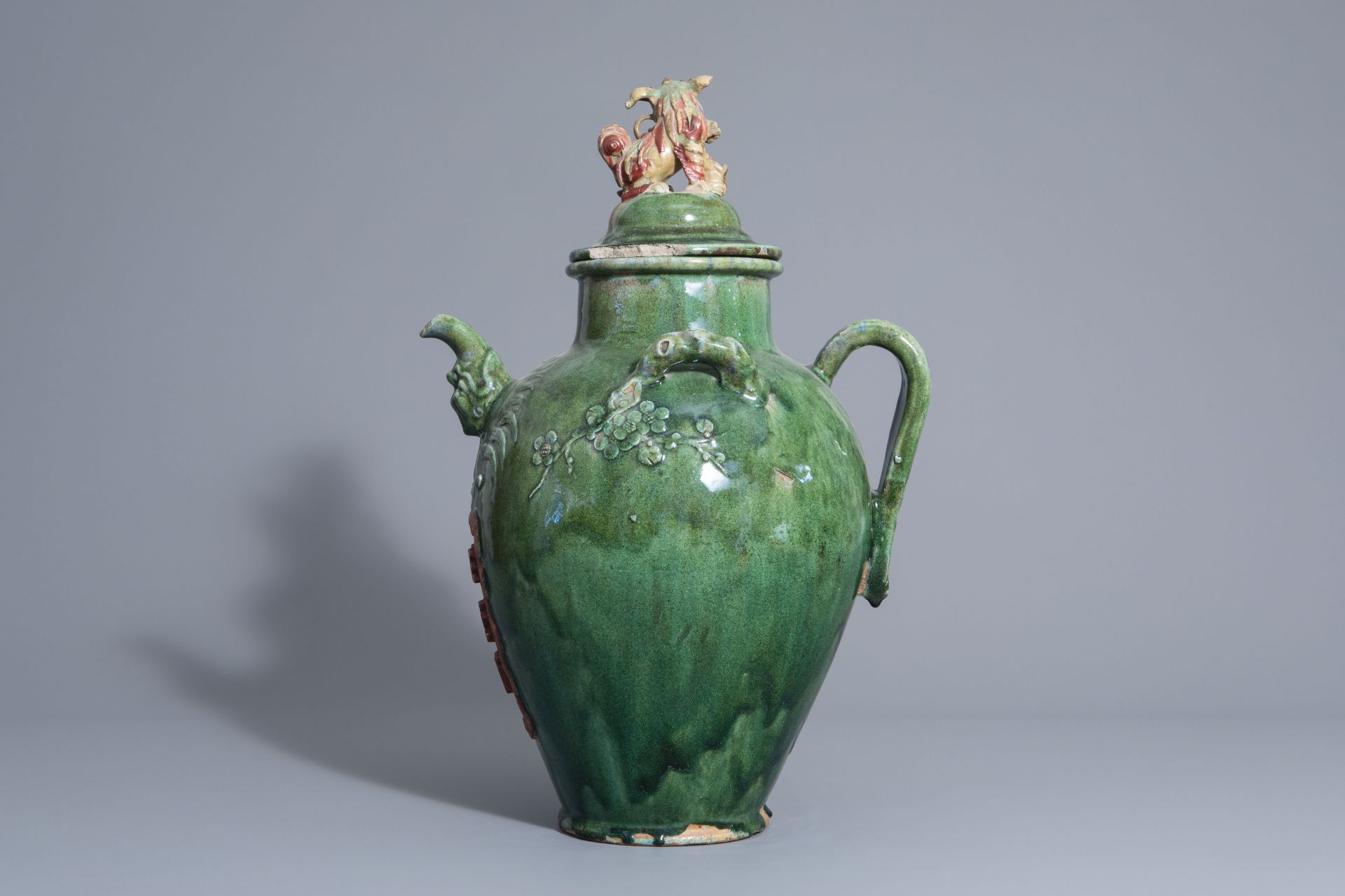 A large Chinese green glazed jug/jar with inscription, early 20th C. - Bild 4 aus 7