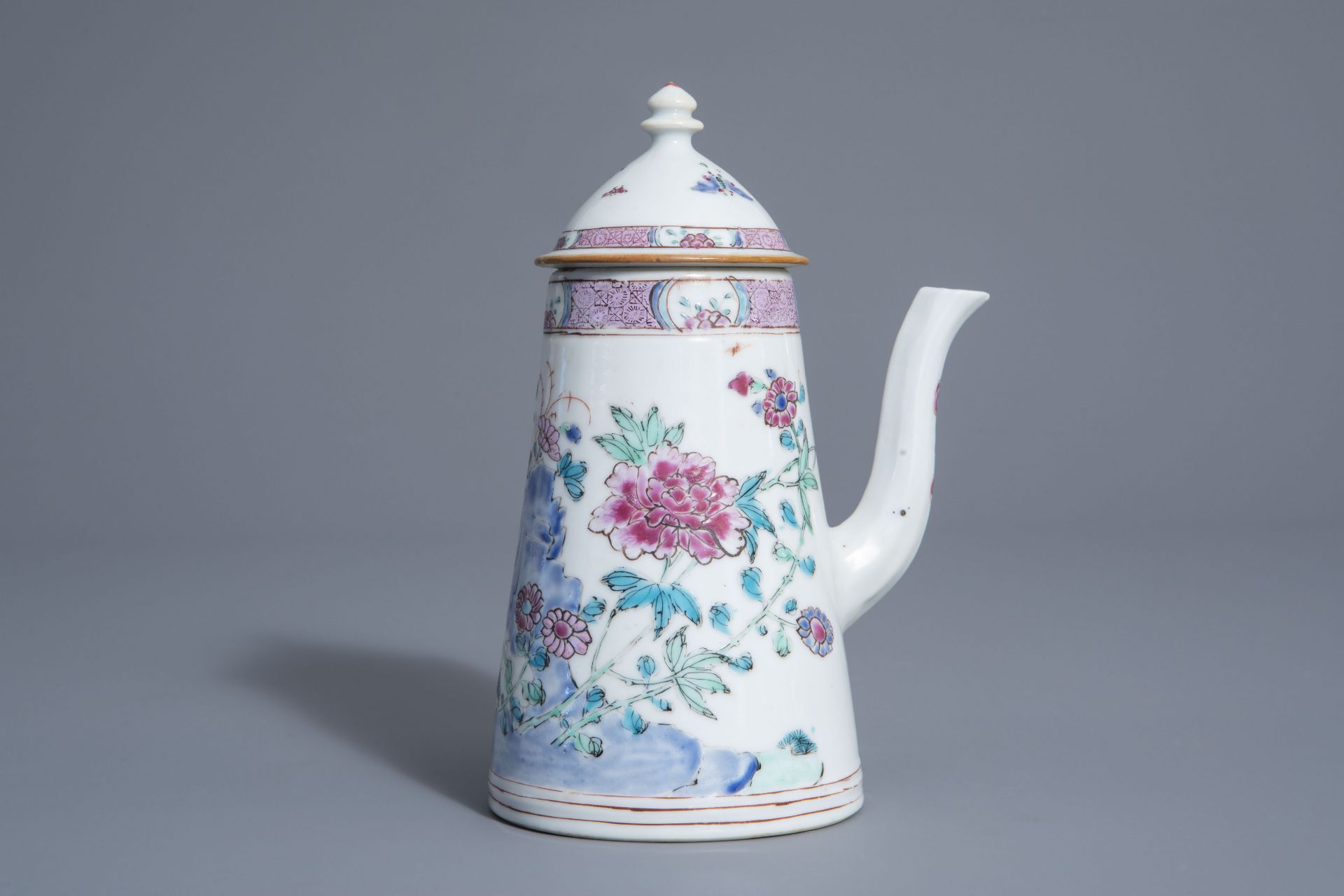 A Chinese famille rose coffee pot with cover with floral design, Qianlong - Bild 3 aus 7